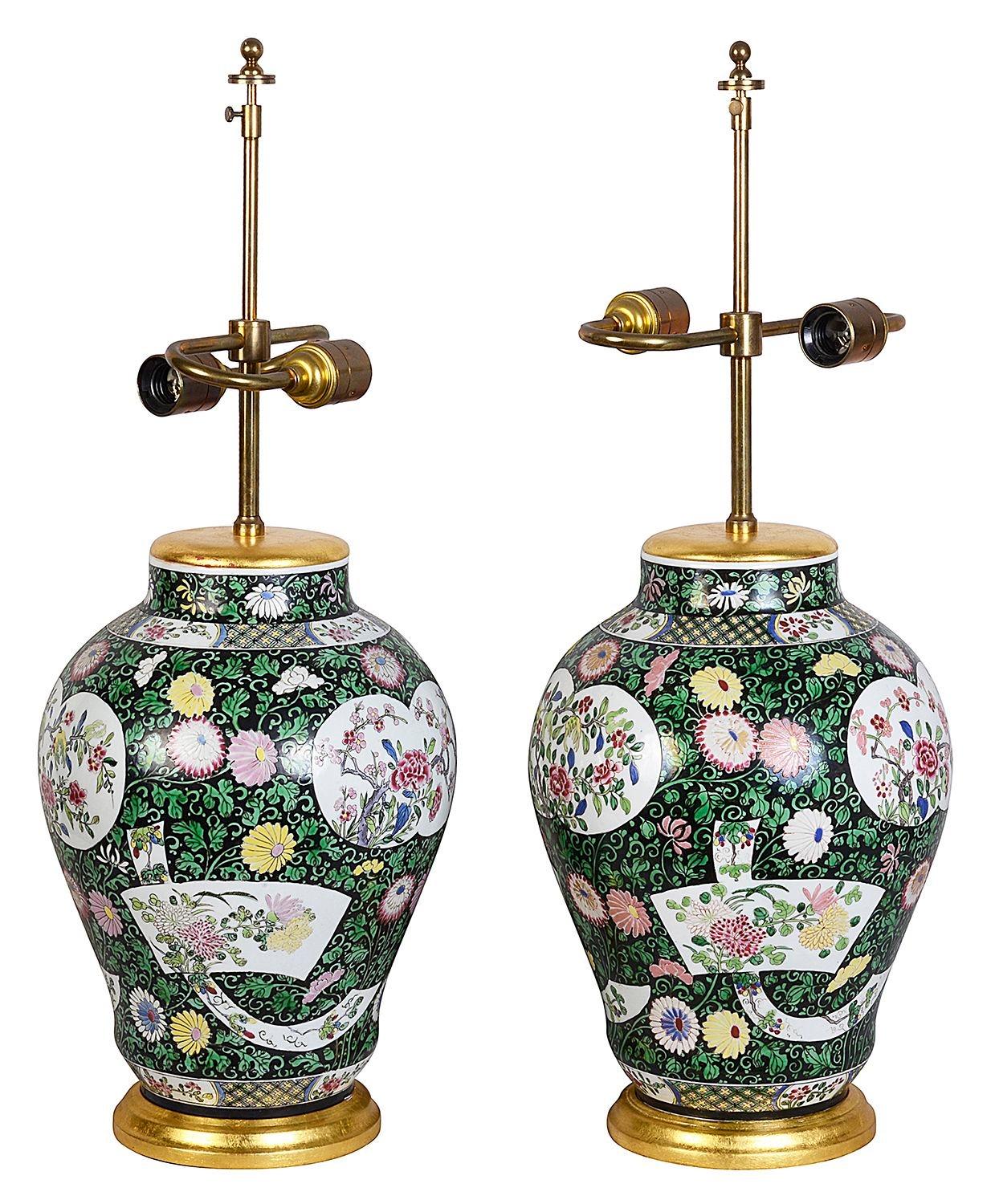 Paar chinesische Vasen / Lampen im Famille-Verte-Stil des 19. Jahrhunderts im Zustand „Gut“ im Angebot in Brighton, Sussex