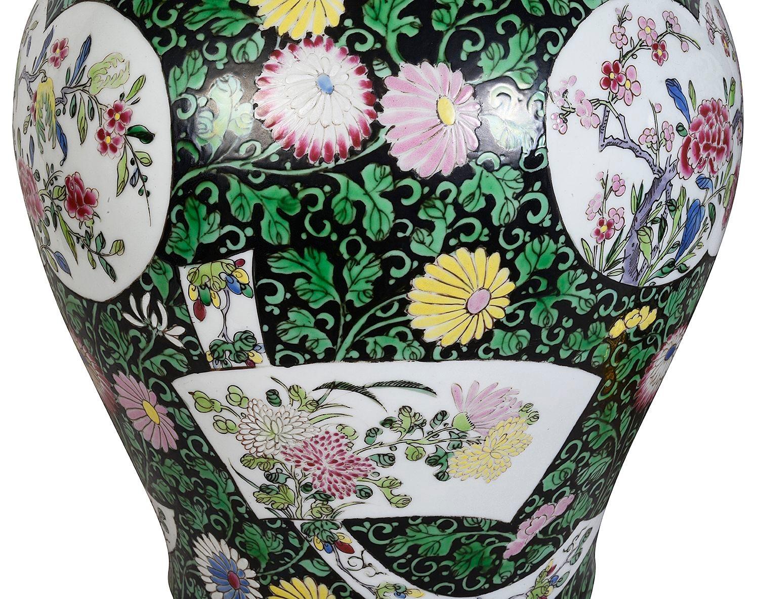 Paar chinesische Vasen / Lampen im Famille-Verte-Stil des 19. Jahrhunderts (Porzellan) im Angebot
