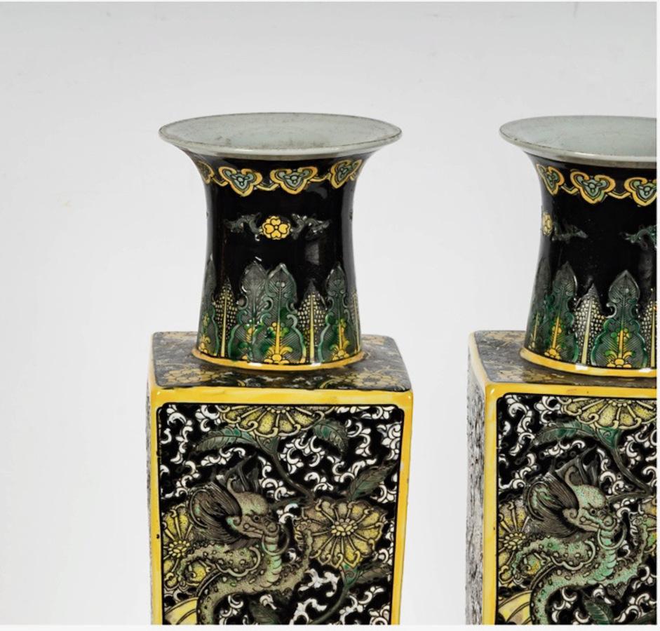 Il s'agit d'une paire très décorative de vases en porcelaine de la famille noire chinoise, d'une hauteur de 18,5 pouces. Les vases sont joliment décorés de dragons verts et de fleurs entrelacées. Les deux vases sont dans l'ensemble en très bon état.