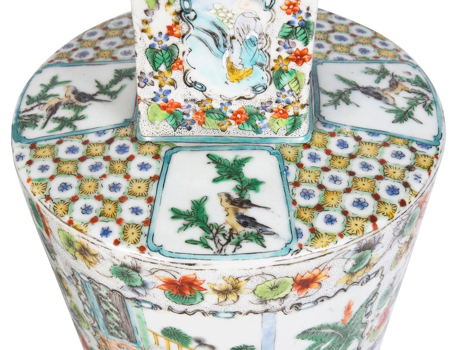 Ein sehr dekoratives und stilvolles Paar chinesischer Famille-Verte-Vasen aus dem späten 19. Jahrhundert mit handgemalten Tafeln, die klassische chinesische Interieurszenen inmitten von Blumen- und Blätterbordüren darstellen.

Bei Bedarf können wir
