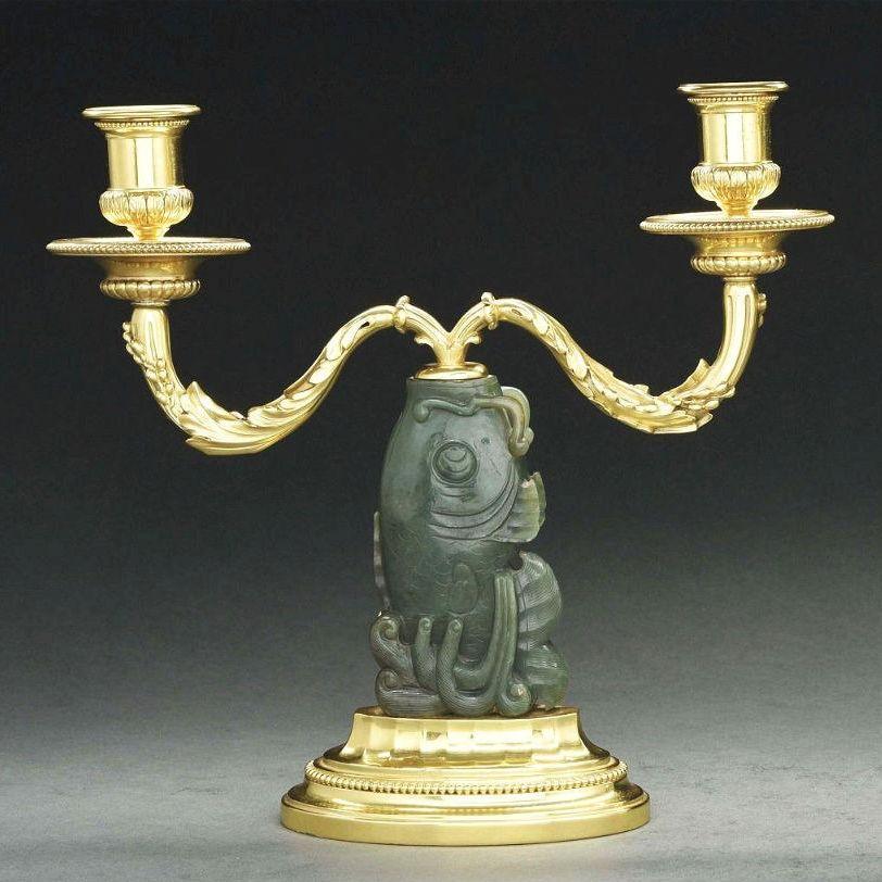 Sculpté à la main Paire de candélabres chinois en forme de poisson sculptés en jade et argent doré Cartier en vente