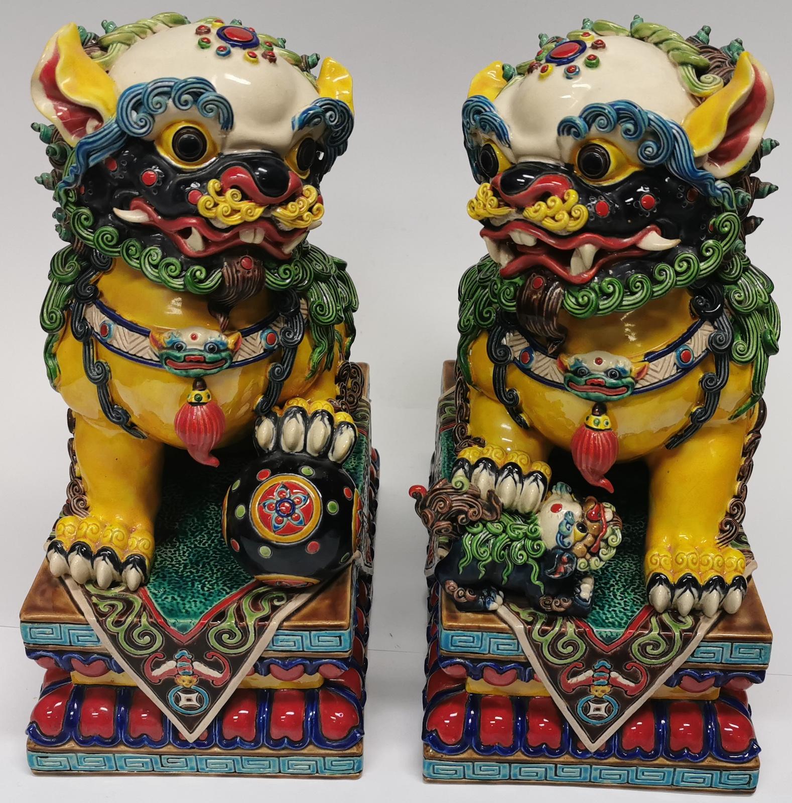Pair of Chinese foo dogs.
Made in the Koji style, a colorful painted pottery/polychromatic glazed porcelain fired at low temperatures.
Using a range of techniques, Koji pottery derives from the tri-chromatic sancai pottery which was popular in