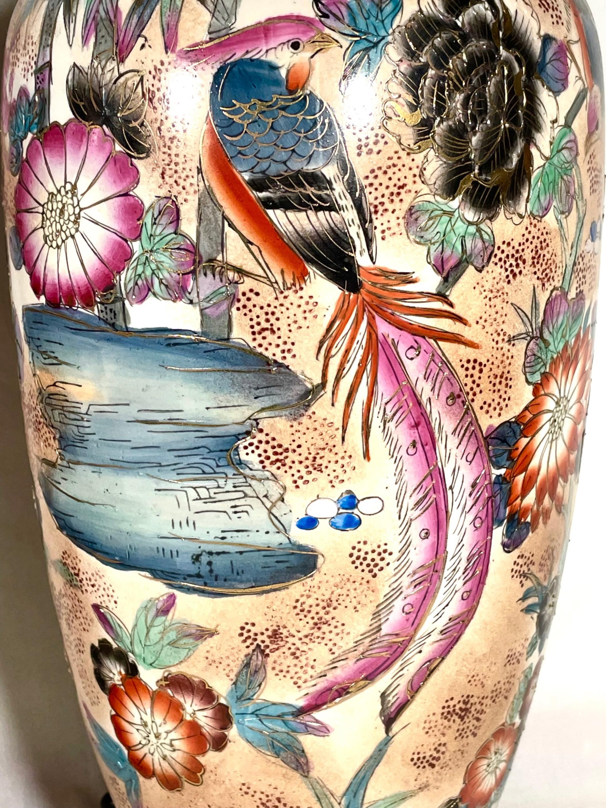 Peint à la main Paire de lampes chinoises à motif de phéonix en porcelaine peinte à la main et décorée de dorures en vente