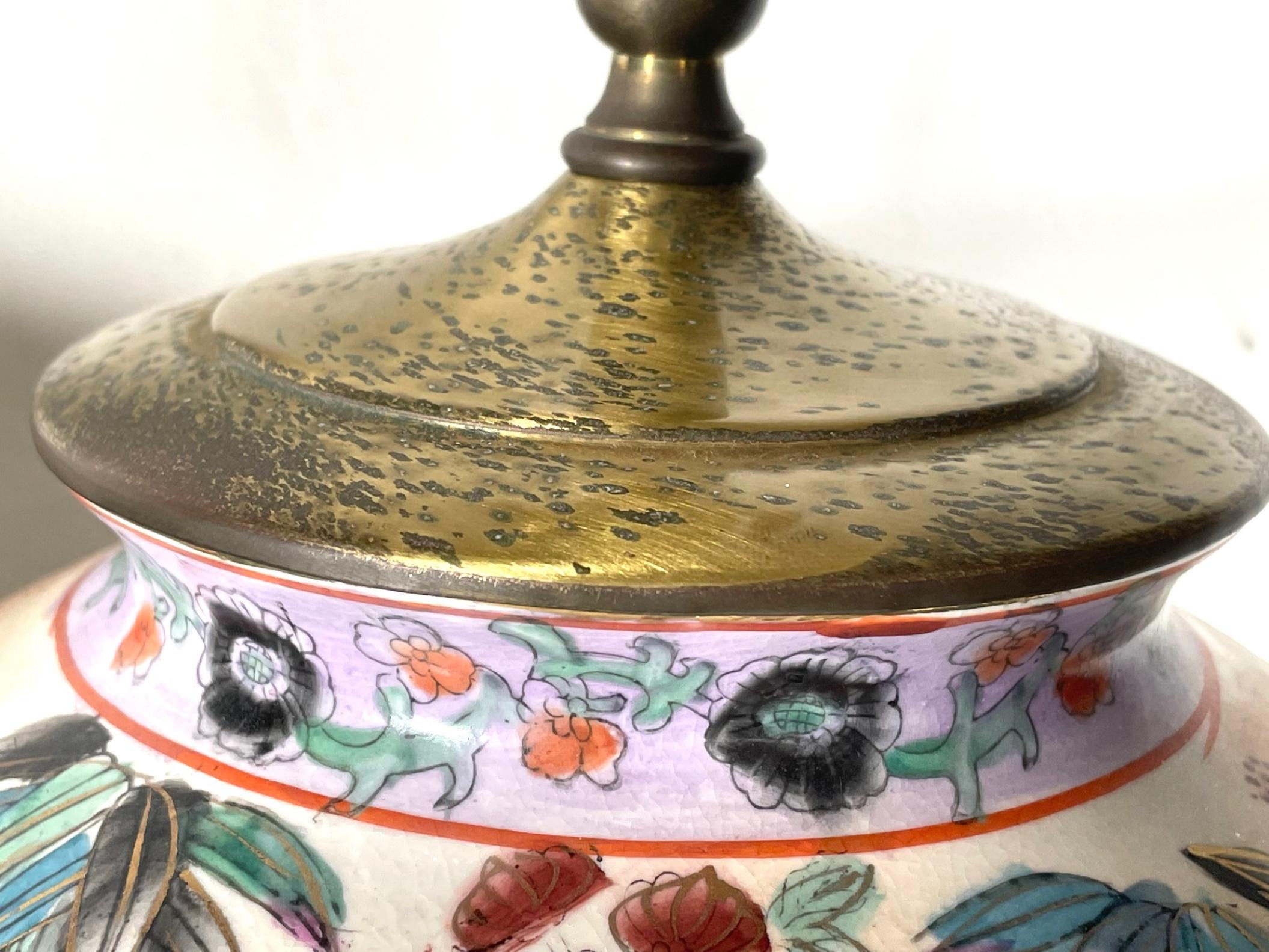 Porcelaine Paire de lampes chinoises à motif de phéonix en porcelaine peinte à la main et décorée de dorures en vente