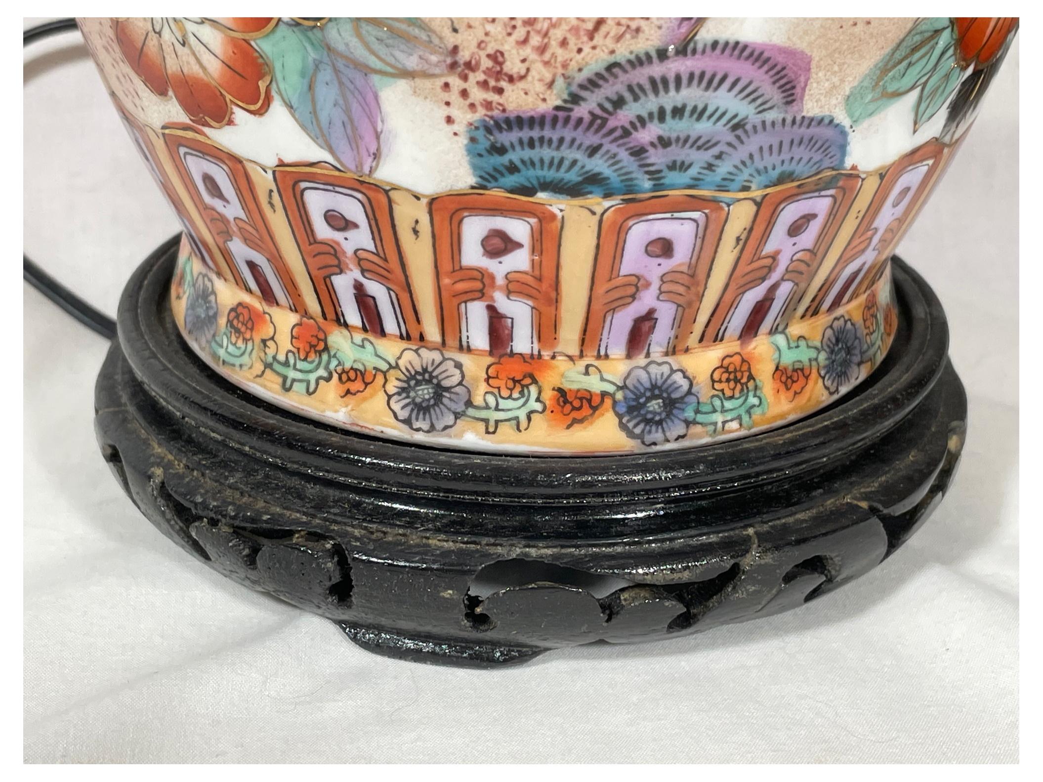 Paire de lampes chinoises à motif de phéonix en porcelaine peinte à la main et décorée de dorures en vente 1