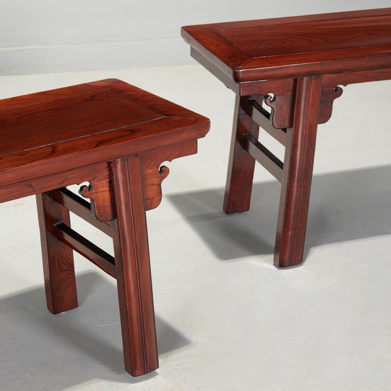 Intagliato a mano Panche lunghe in legno duro in stile Ming Ming del XIX secolo con pennacchi a forma di nuvola  - Una coppia in vendita