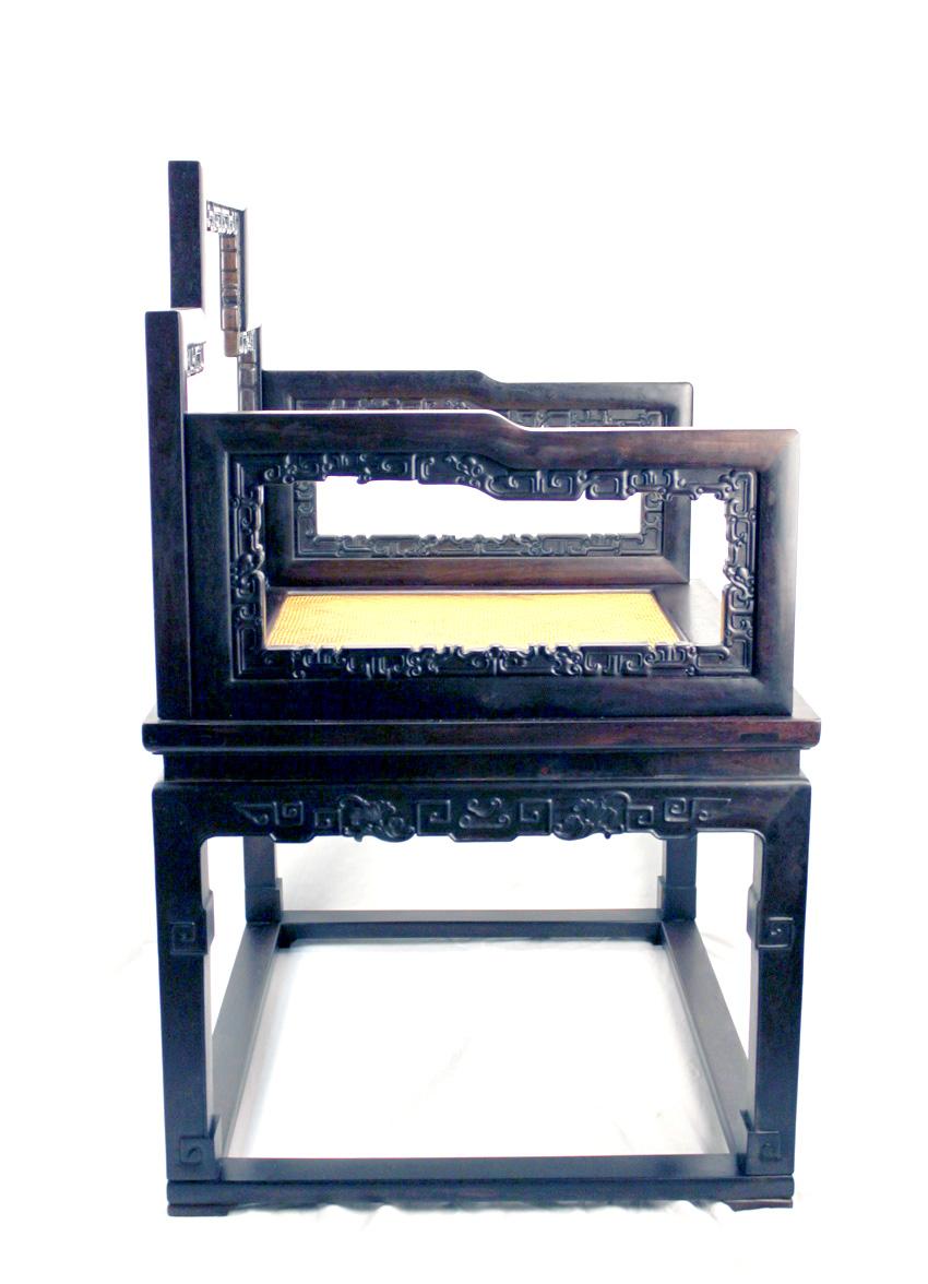 Paar Chinesisch Indien Rot Sandelholz Massiv Zitan geschnitzt Low Back Arm Chair (20. Jahrhundert) im Angebot