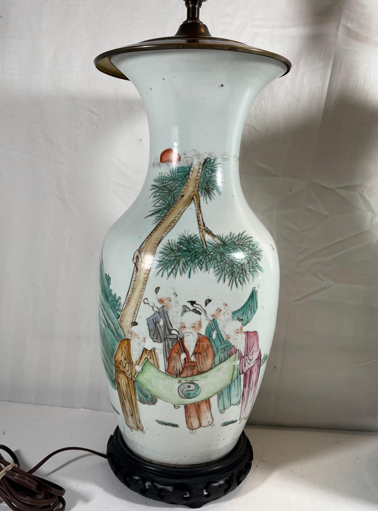 Großes Paar antike chinesische Famille Rose Porzellan Baluster Vasen.

Zwei große chinesische Famille-Rose-Porzellanvasen aus dem frühen 20. Jahrhundert, die zu Tischlampen umfunktioniert wurden. Diese Vasen gehören zu den exquisitesten. Famille