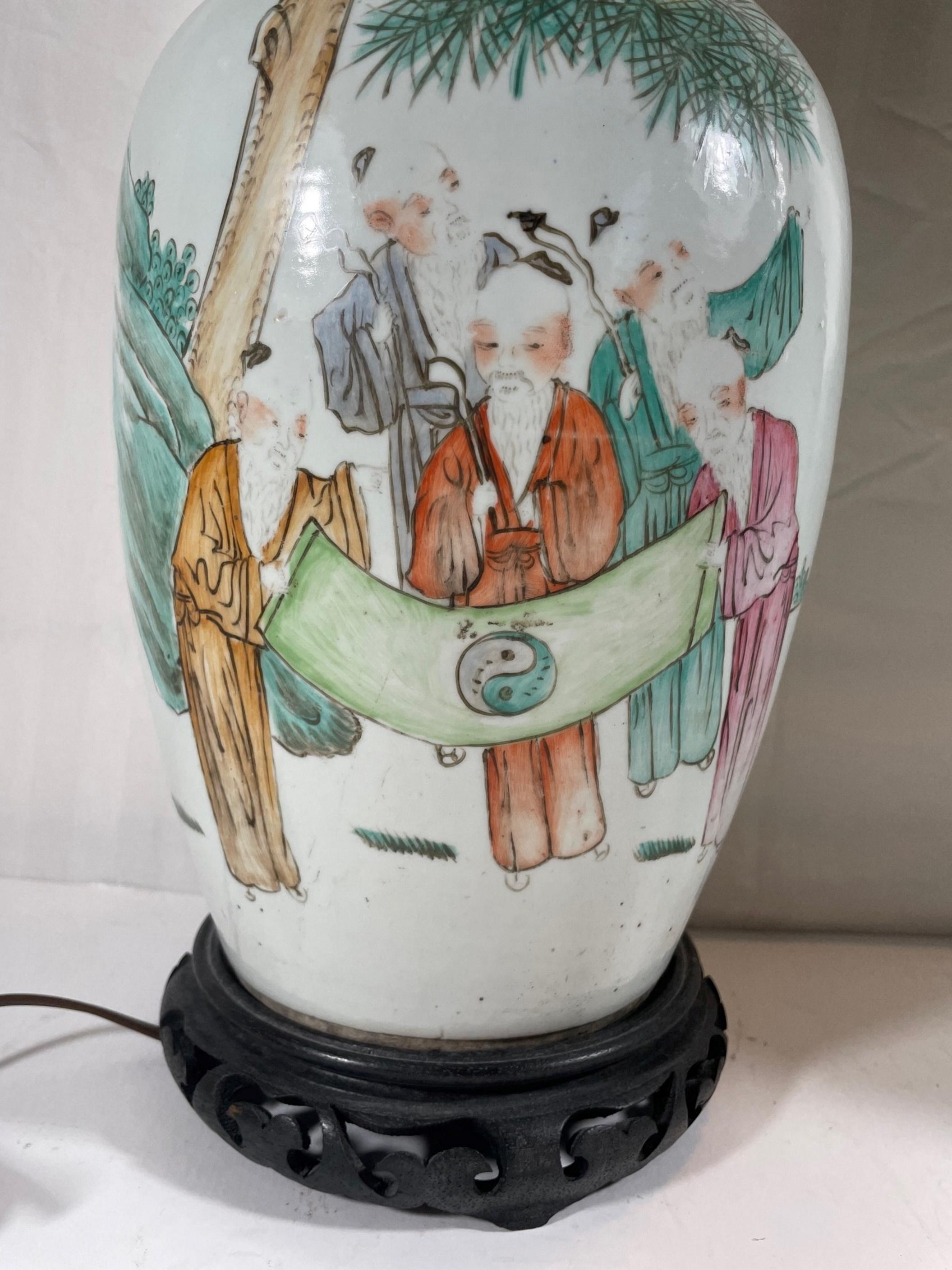 Großes Paar antiker chinesischer Famille-Rose-Porzellan-Balustervasen im Zustand „Gut“ im Angebot in Vero Beach, FL