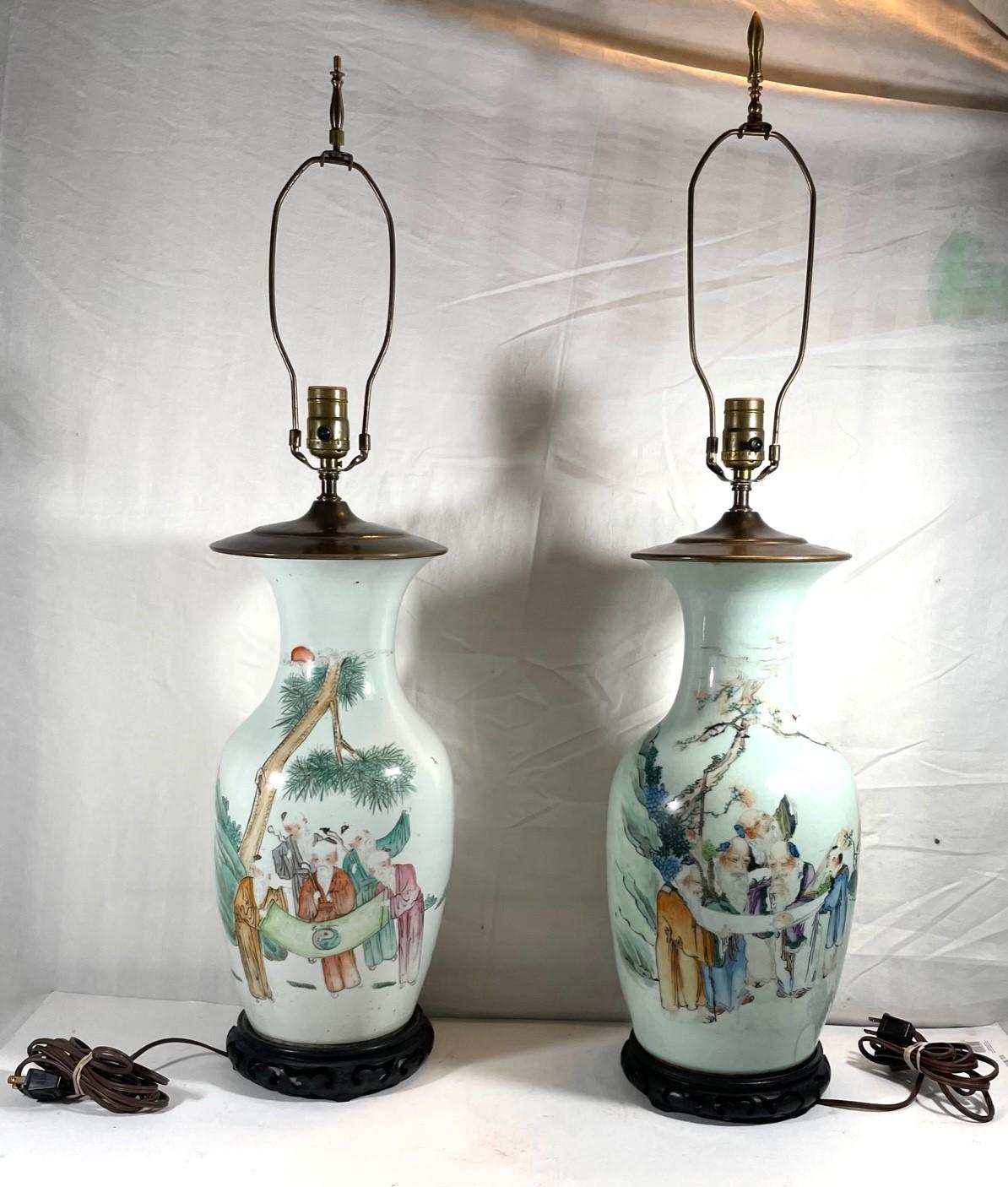 Großes Paar antiker chinesischer Famille-Rose-Porzellan-Balustervasen (20. Jahrhundert) im Angebot
