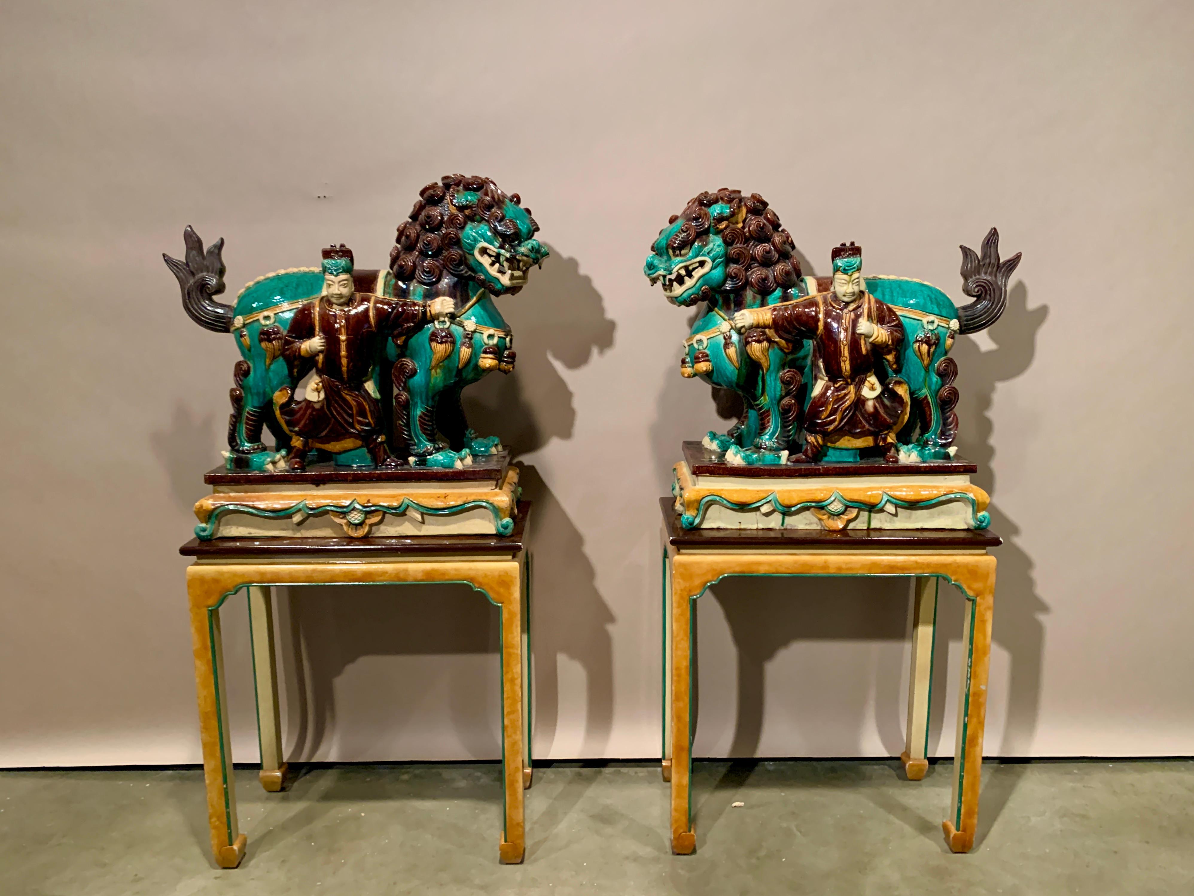 Ein fantastisches Paar großer chinesischer Sancai-Fliesen, glasiert, buddhistische Löwen und Diener, späte Ming-Dynastie, erste Hälfte des 17. Jahrhunderts, Shanxi, China. Präsentiert auf maßgefertigten Tischständern aus Holz und Lack des 20.