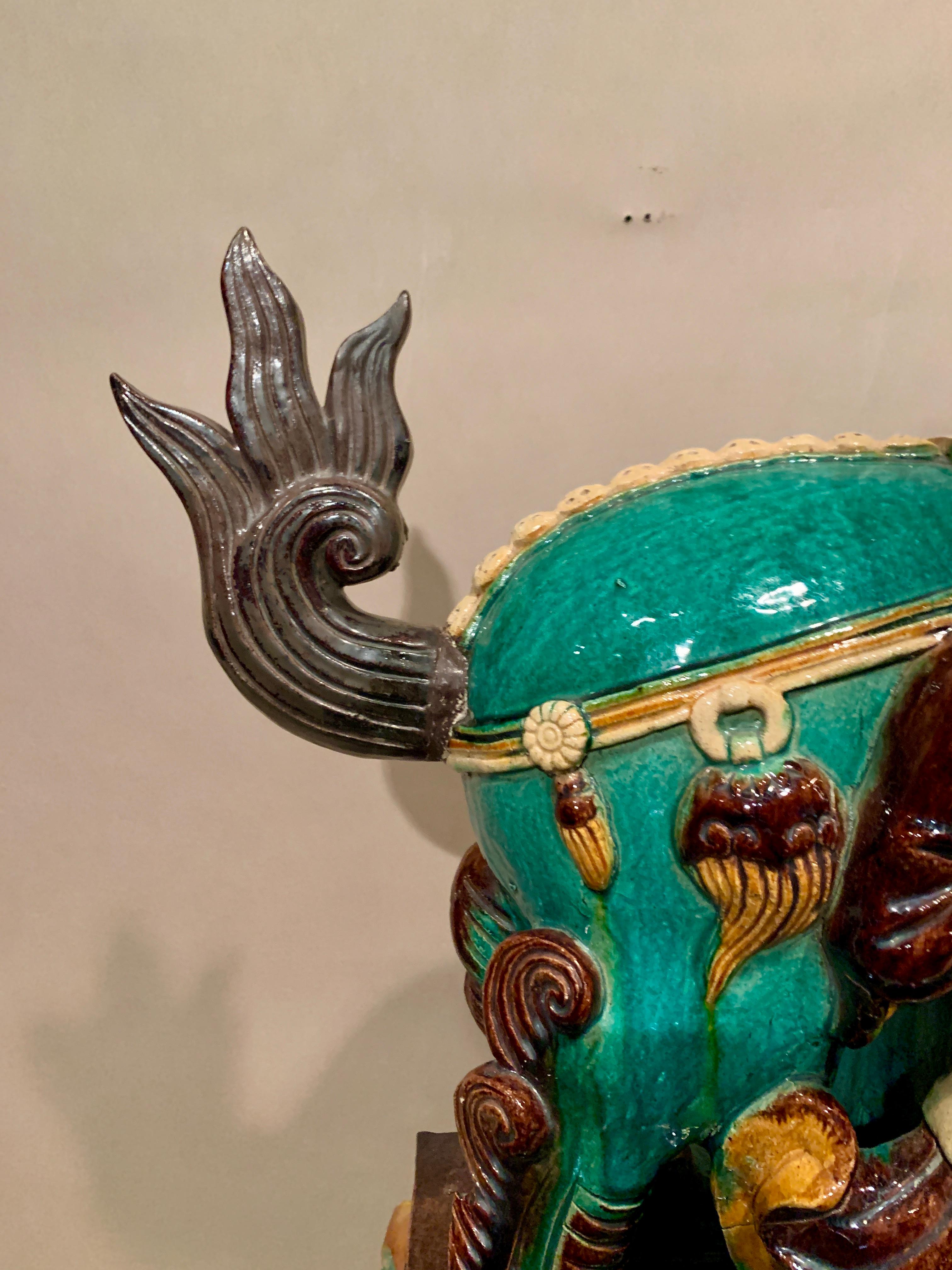 17ème siècle Paire de lions et pendentifs bouddhistes émaillés de la dynastie chinoise Ming, 17e siècle  en vente