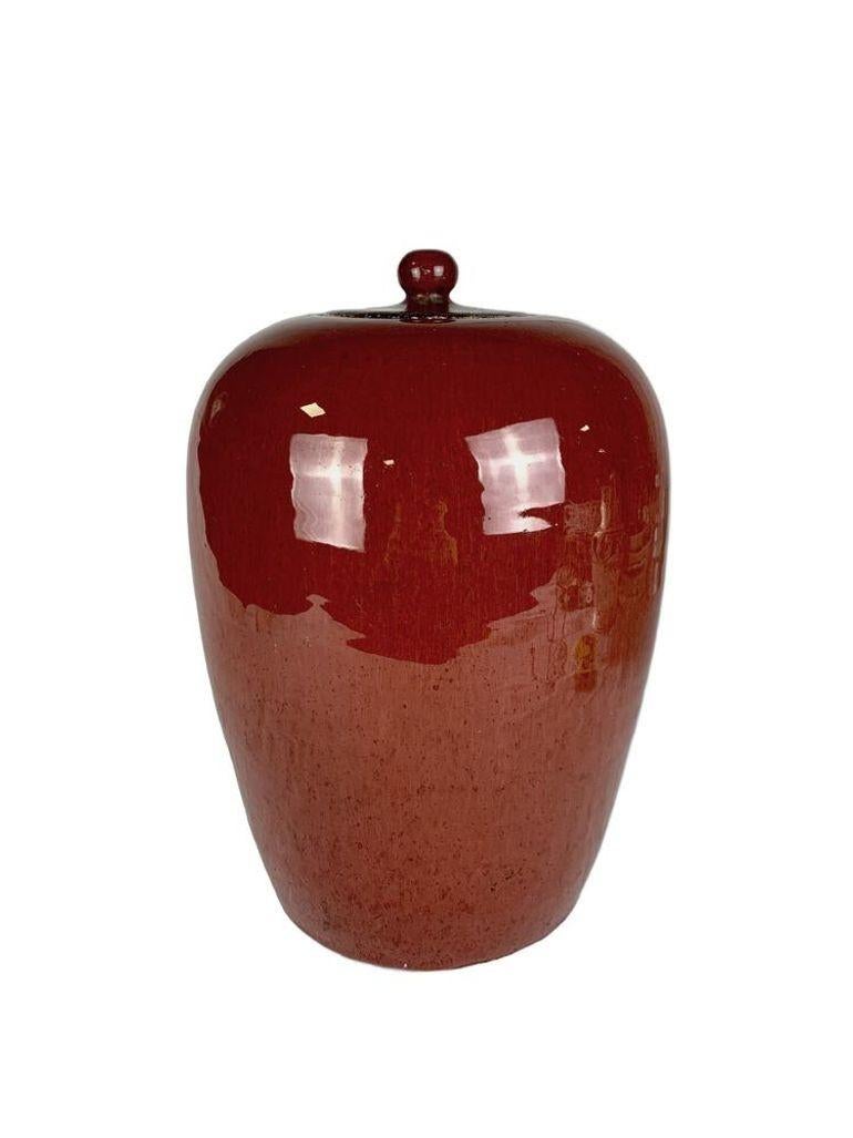 Questi due vasi coperti esemplificano la forza tranquilla della ceramica cinese monocromatica rosso rame. Ognuno di essi ha una forma arrotondata e tranquillamente solida che offre una superficie ampia e ininterrotta per lo smalto.
Il colore si