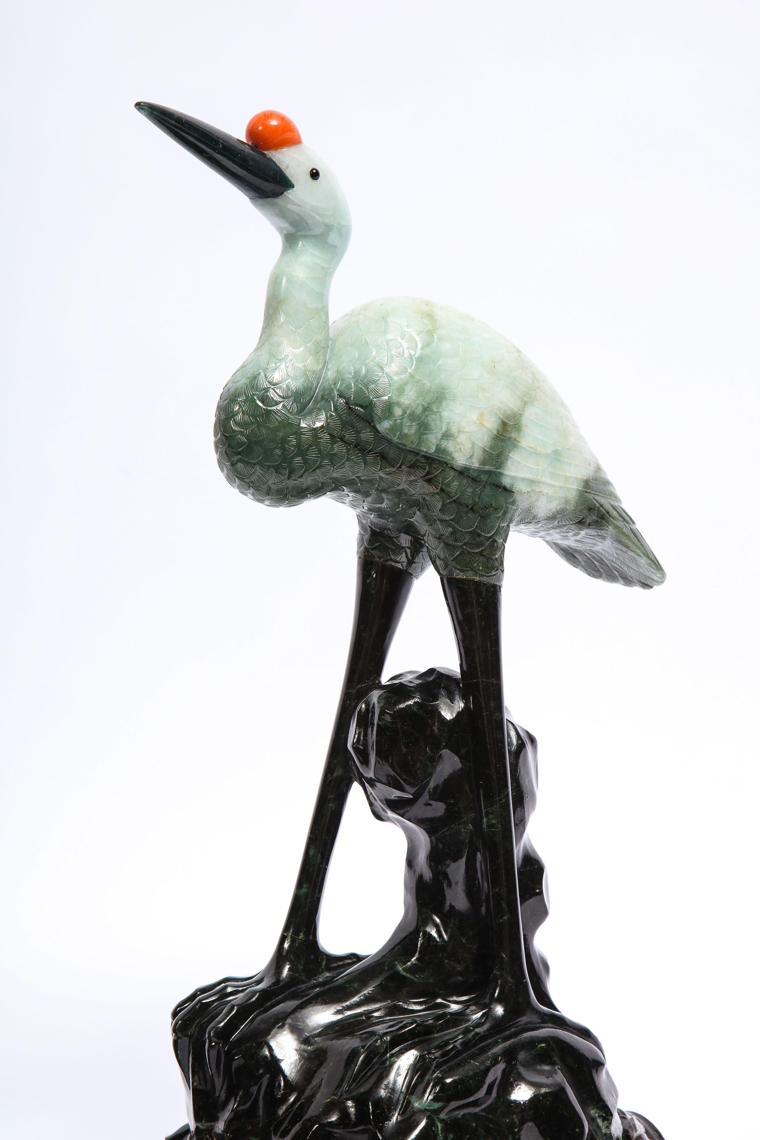 Paire de sculptures chinoises en jadéite vert clair mouchetée, grues sur socle en bois sculpté en vente 2