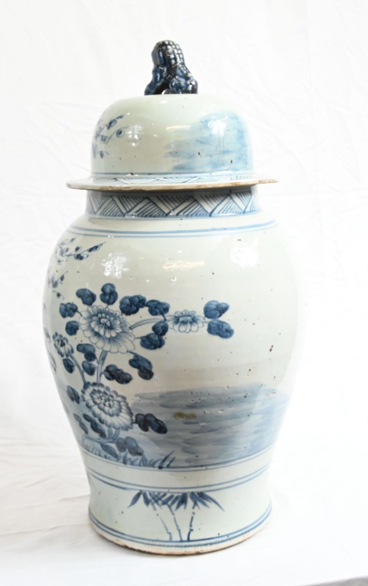 Coppia di vasi da tempio cinesi di Nanking in Cina blu e bianco in vendita 5