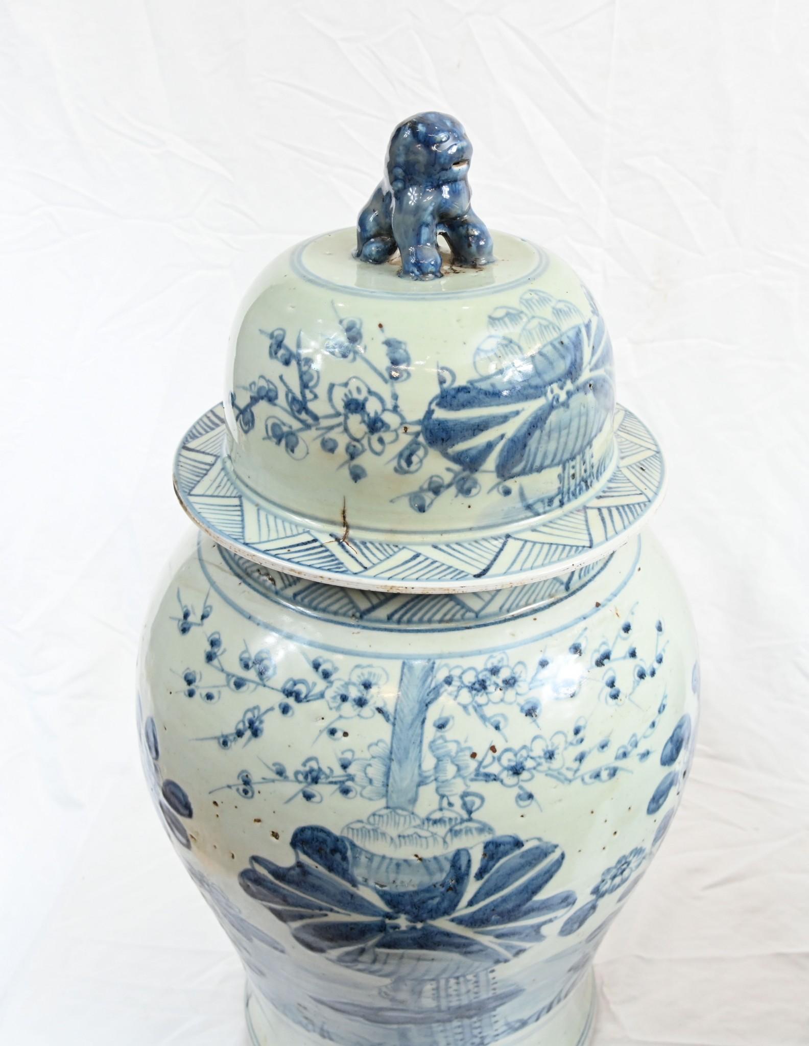 Coppia di vasi da tempio cinesi di Nanking in Cina blu e bianco in vendita 6