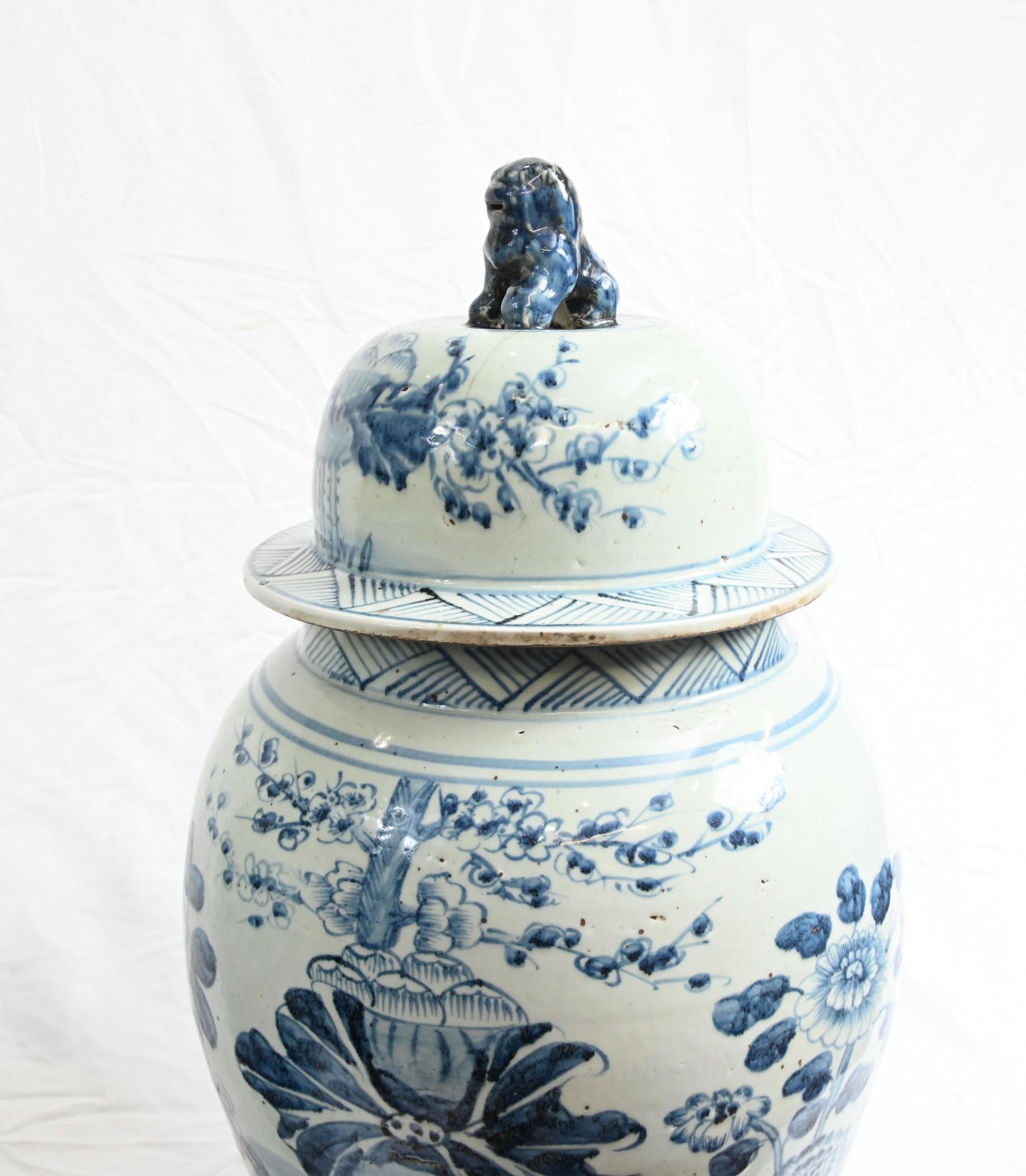 Coppia di vasi da tempio cinesi di Nanking in Cina blu e bianco in vendita 7