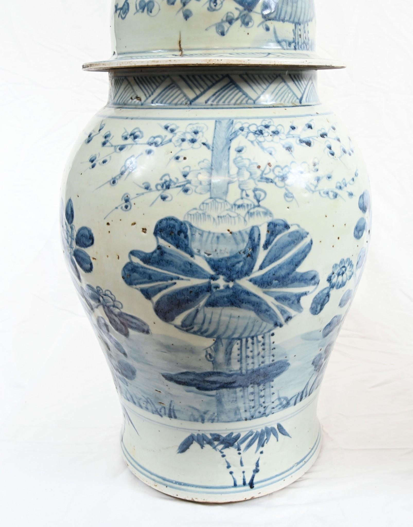 Coppia di vasi da tempio cinesi di Nanking in Cina blu e bianco in vendita 8