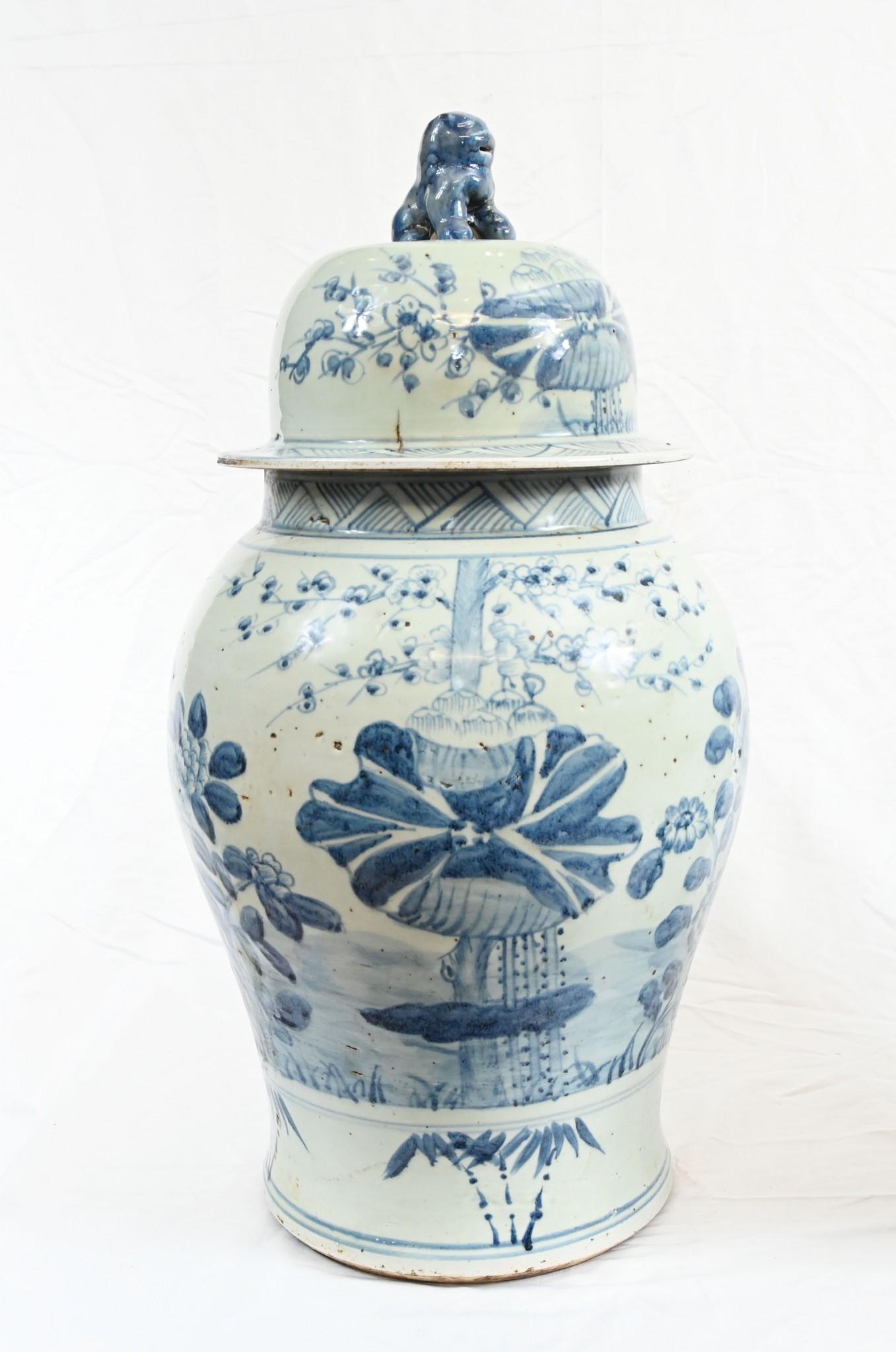 Coppia di vasi da tempio cinesi di Nanking in Cina blu e bianco in vendita 9
