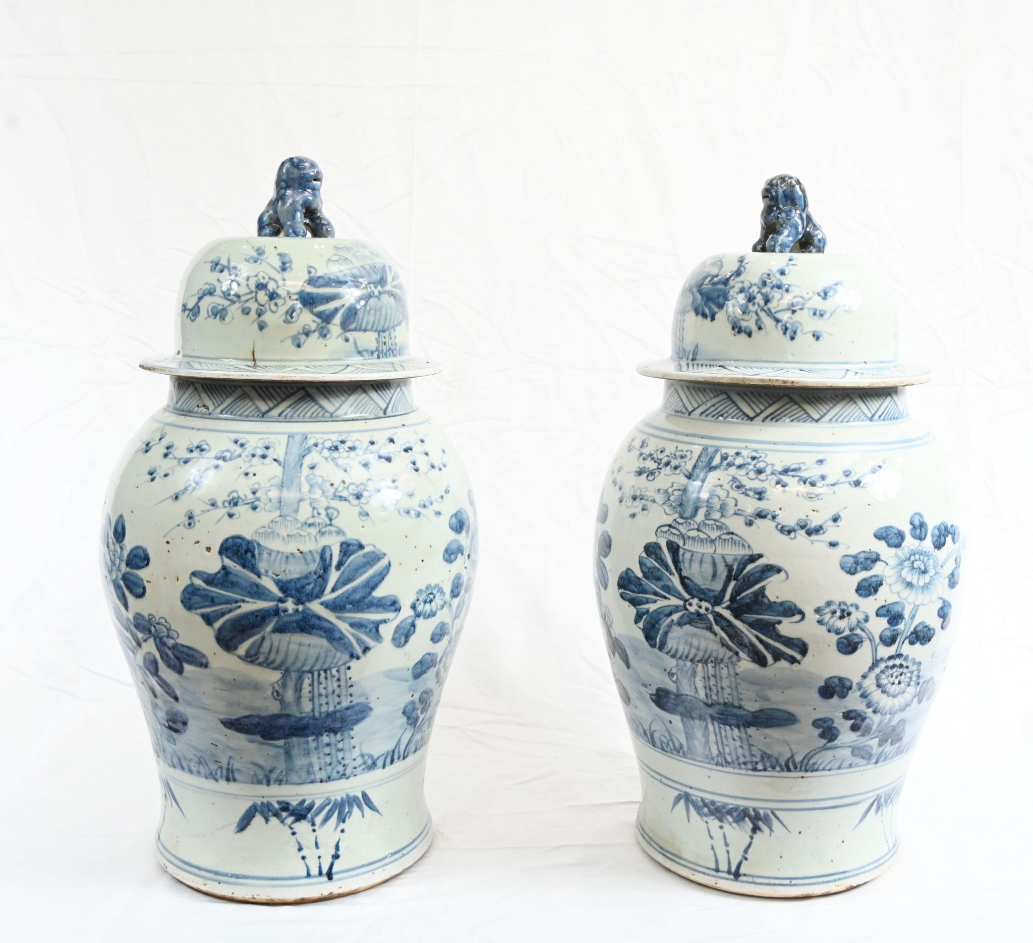 Coppia di vasi da tempio cinesi di Nanking in Cina blu e bianco in vendita 10