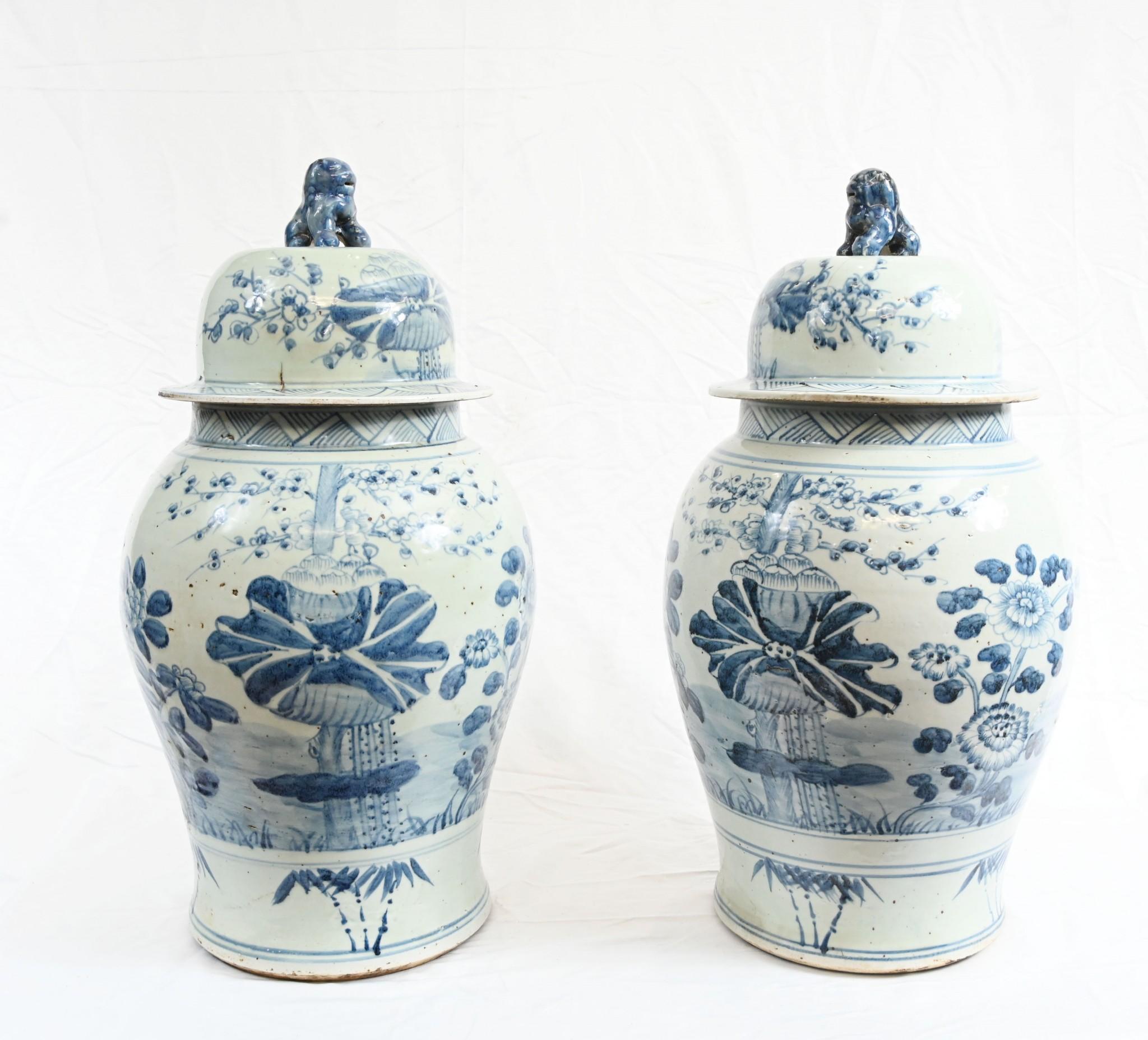 Coppia di vasi da tempio cinesi di Nanking in Cina blu e bianco in vendita 11