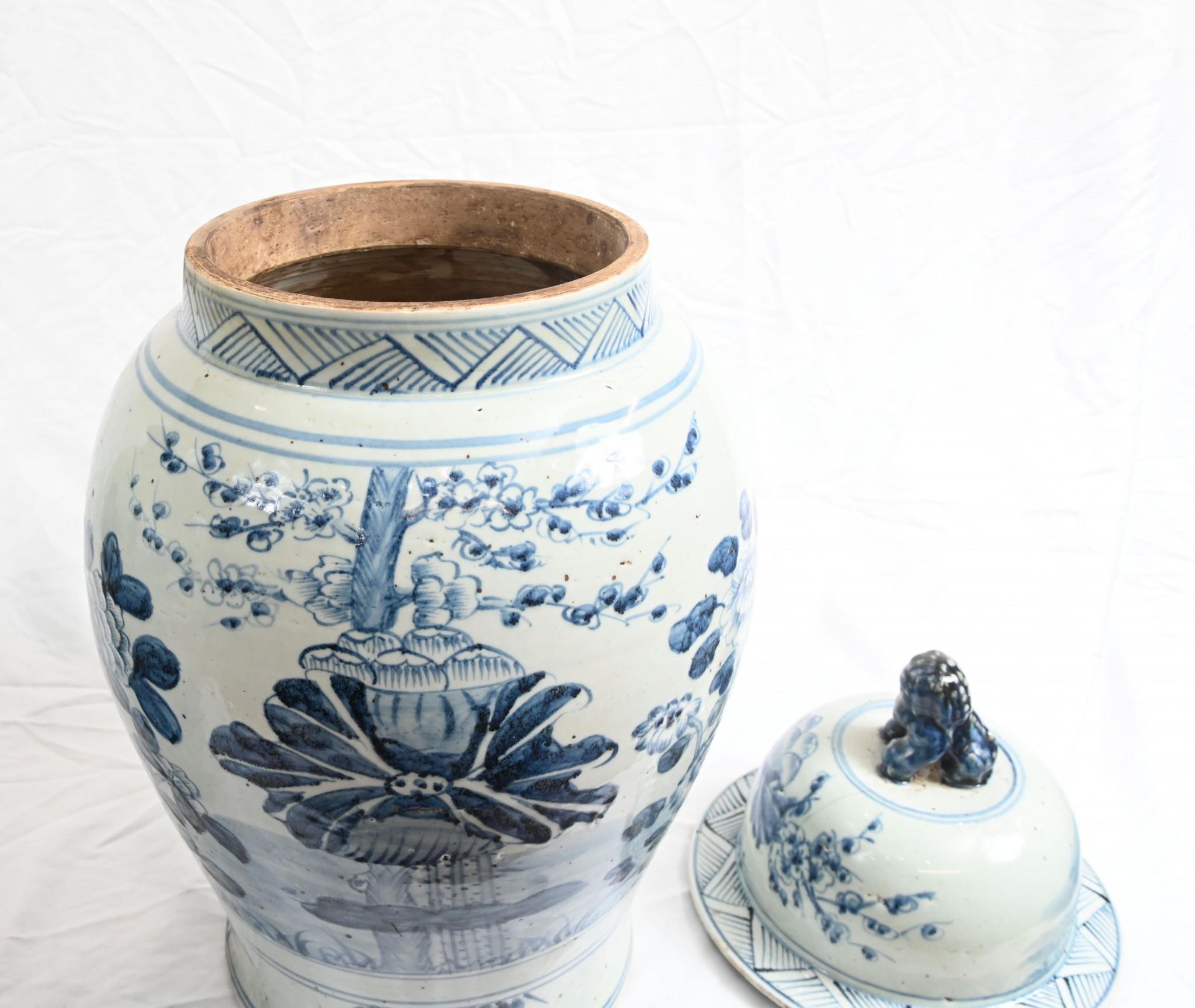 Stai visualizzando una splendida coppia di vasi da tempio cinesi in porcellana bianca e blu
Coperchi sormontati da foo dog di colore blu
Dimensioni buone, oltre un metro e mezzo di altezza - 68 CM
Decorato con disegni e motivi dipinti a mano, tra