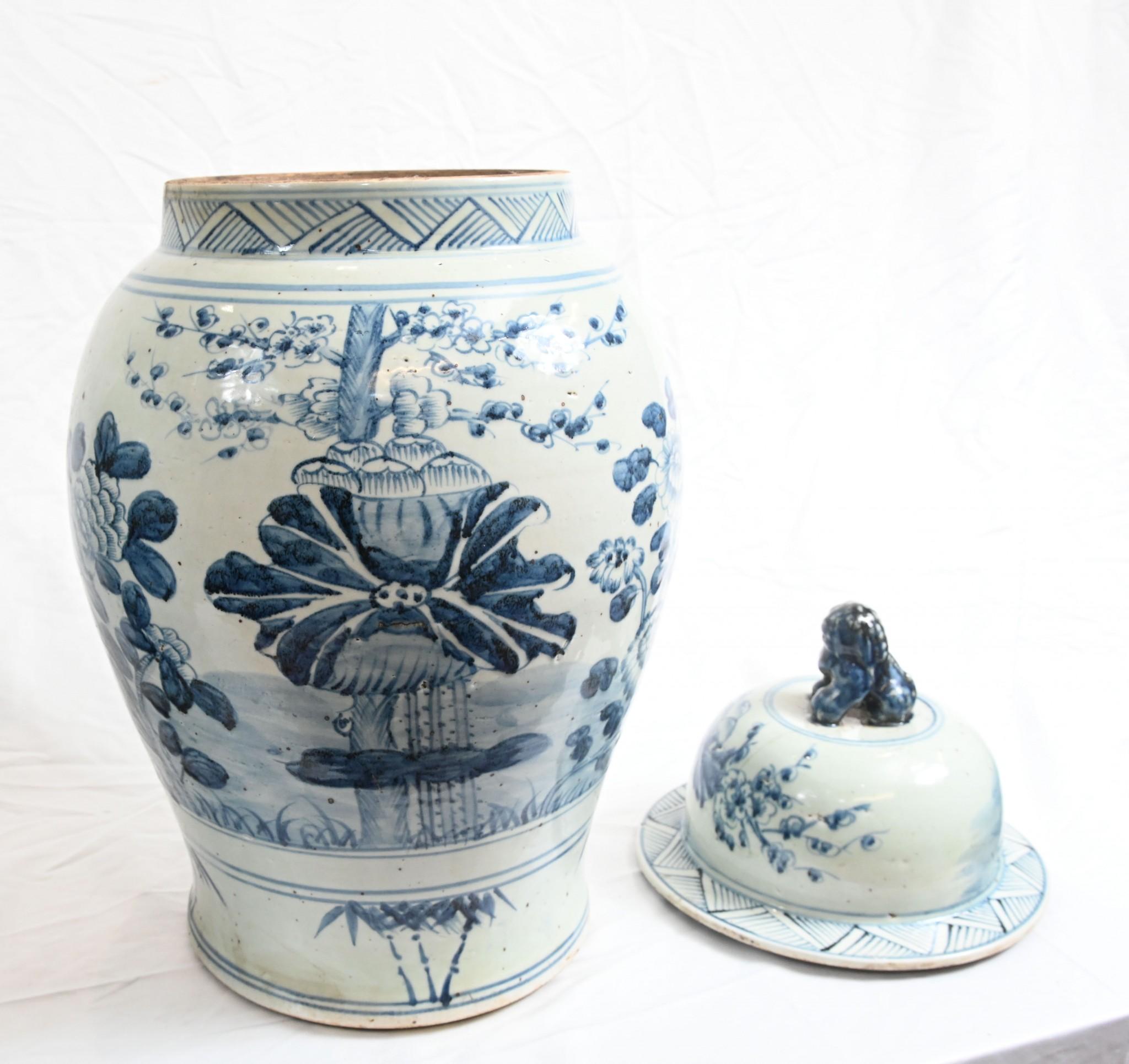 Coppia di vasi da tempio cinesi di Nanking in Cina blu e bianco In condizioni buone in vendita a Potters Bar, GB