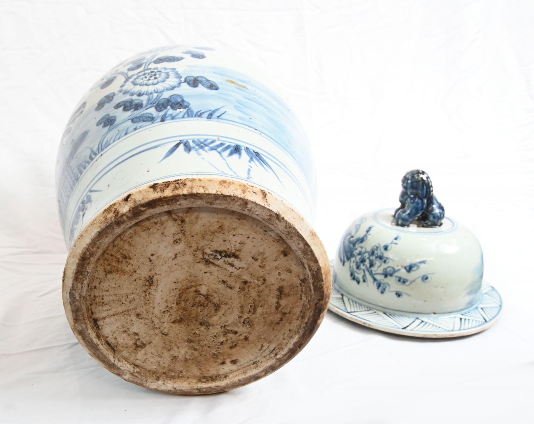Fine XX secolo Coppia di vasi da tempio cinesi di Nanking in Cina blu e bianco in vendita