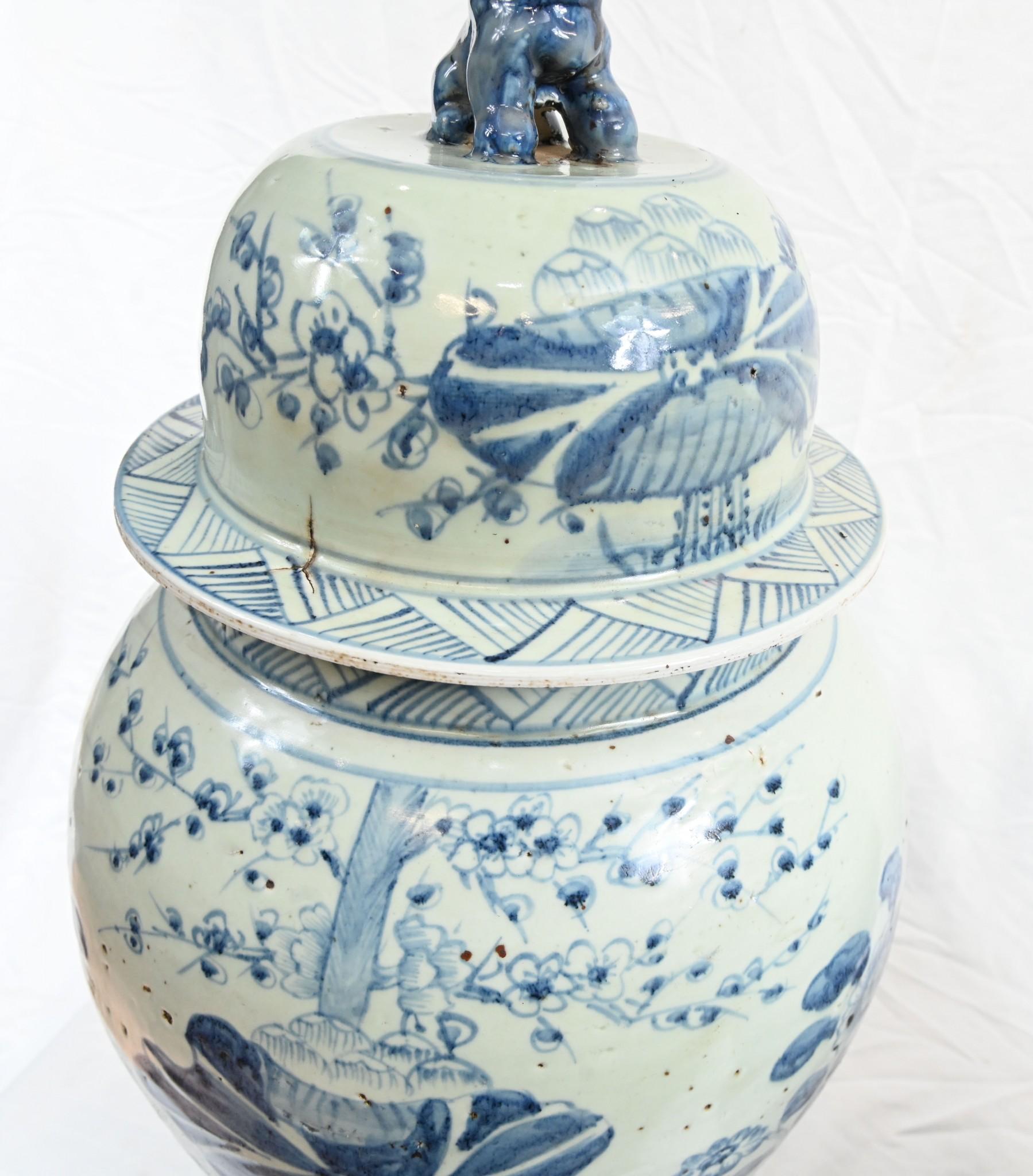 Coppia di vasi da tempio cinesi di Nanking in Cina blu e bianco in vendita 1