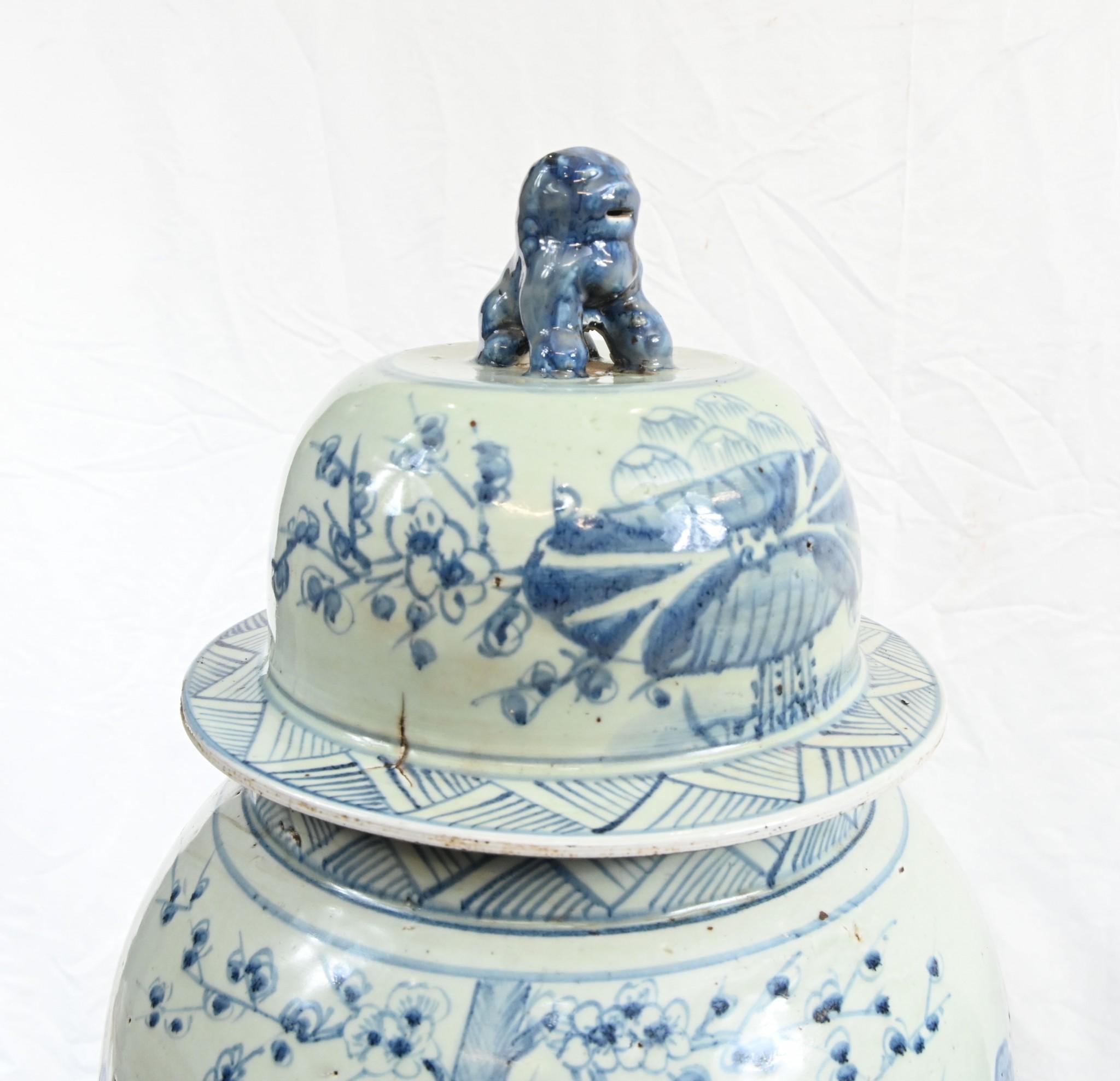Coppia di vasi da tempio cinesi di Nanking in Cina blu e bianco in vendita 2