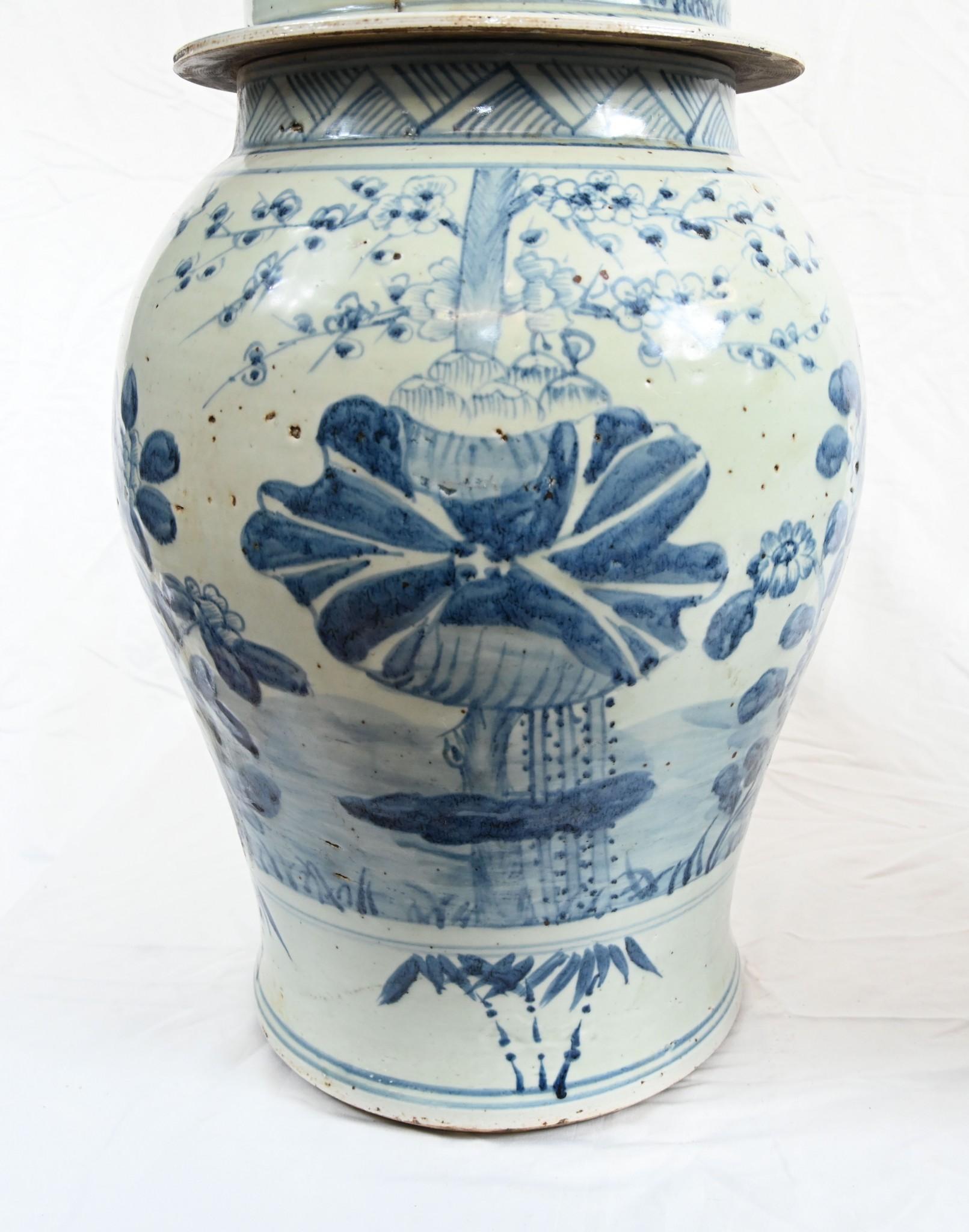 Coppia di vasi da tempio cinesi di Nanking in Cina blu e bianco in vendita 4