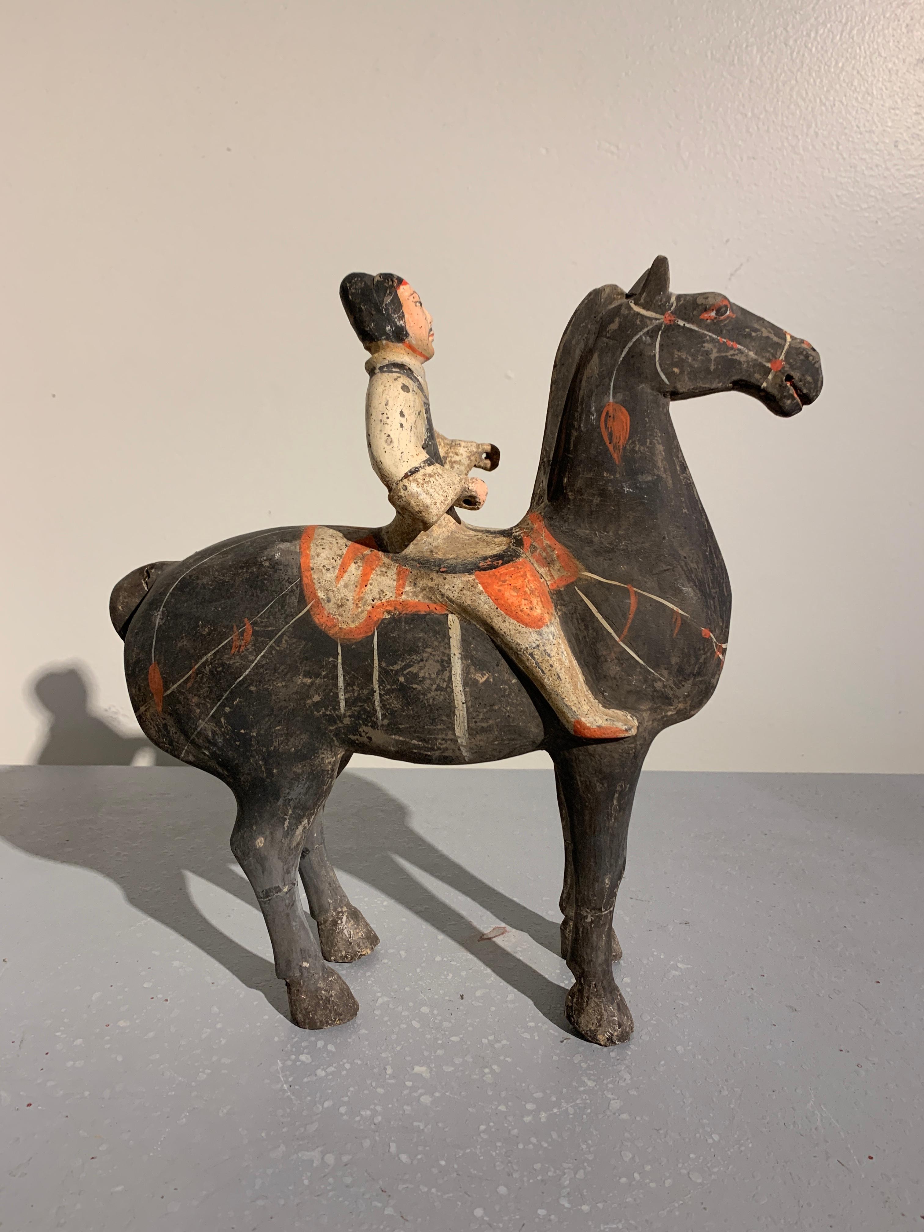 Paire de chevaux et cavaliers en poterie peinte chinoise de la dynastie Han en vente 5
