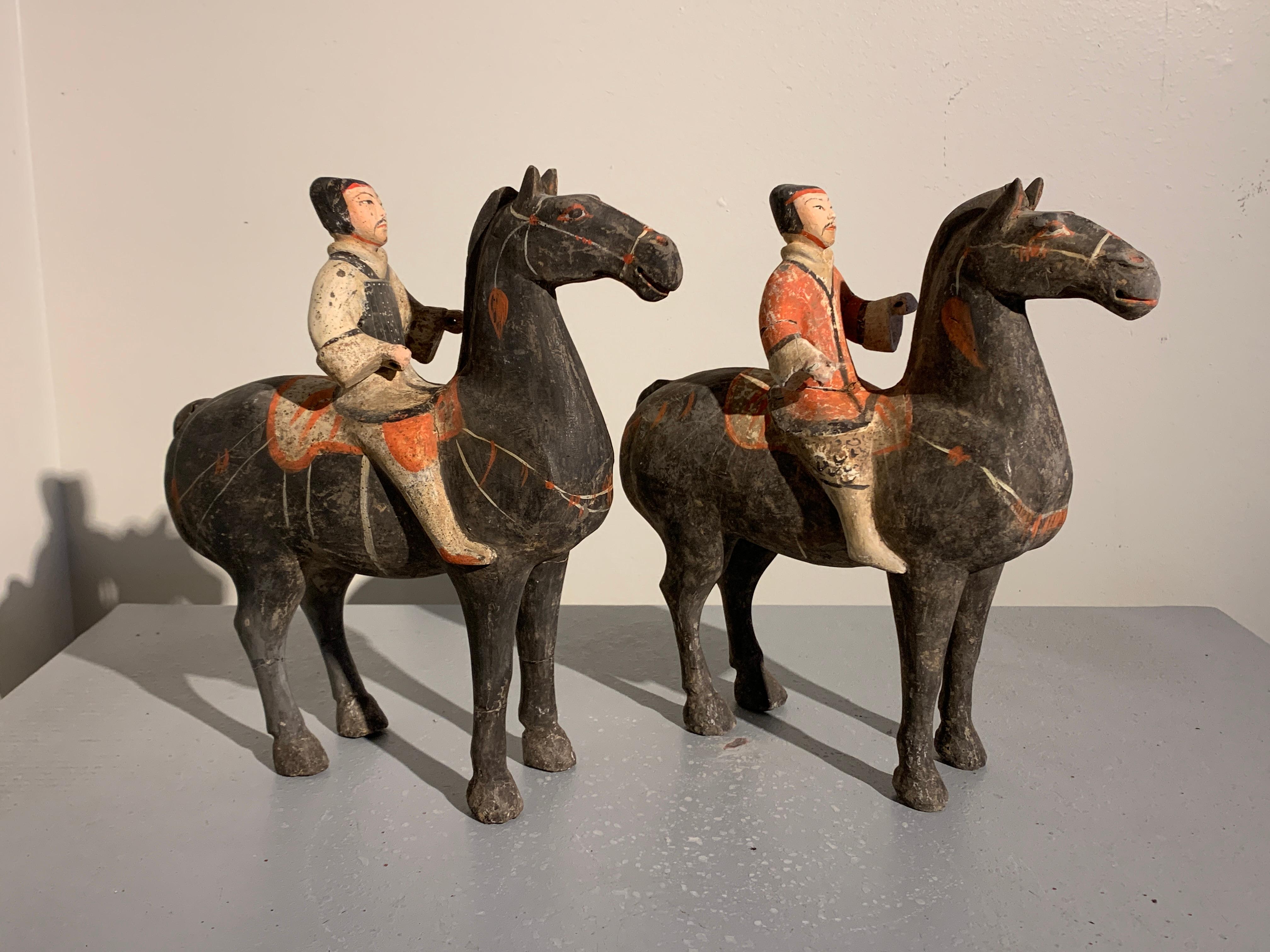 Paire de chevaux et cavaliers en poterie peinte de la dynastie Han (206 av. J.-C. - 220 apr. J.-C.), Chine.

Les chevaux modélisés se tiennent debout à quatre pattes, soutenant leurs cavaliers. Les cavaliers sont en tenue militaire, l'un en