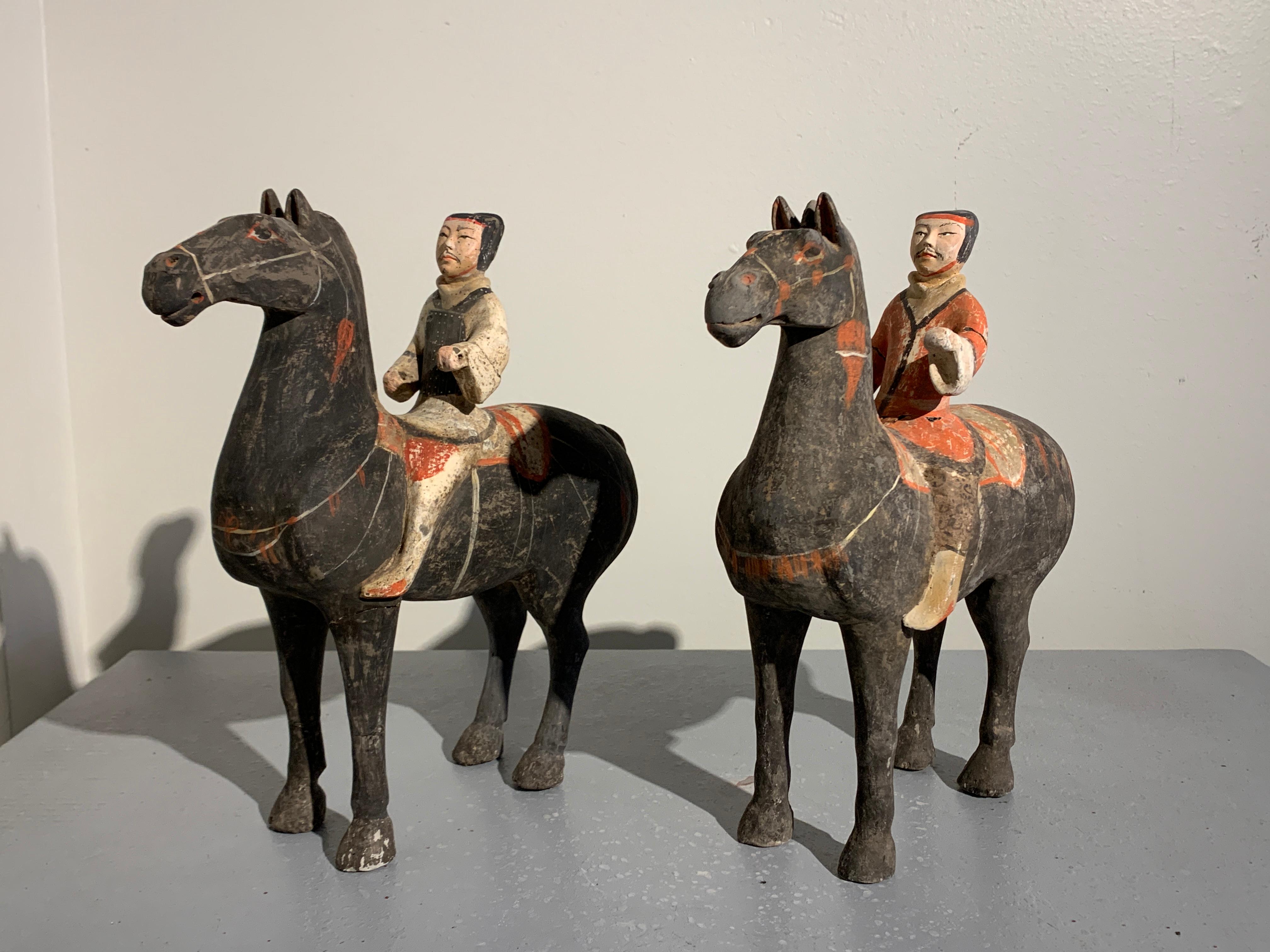 Chinois Paire de chevaux et cavaliers en poterie peinte chinoise de la dynastie Han en vente