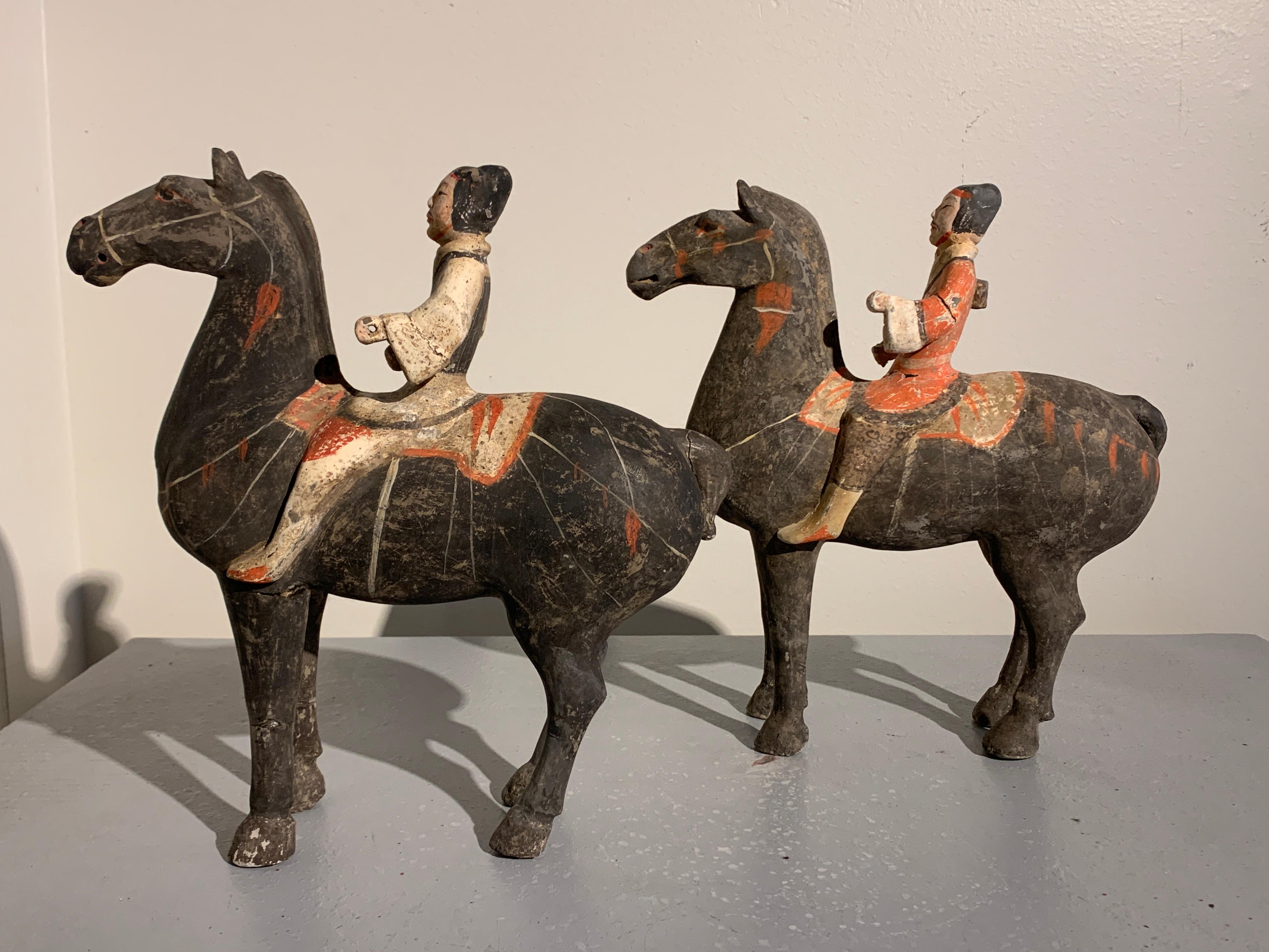 Peint Paire de chevaux et cavaliers en poterie peinte chinoise de la dynastie Han en vente