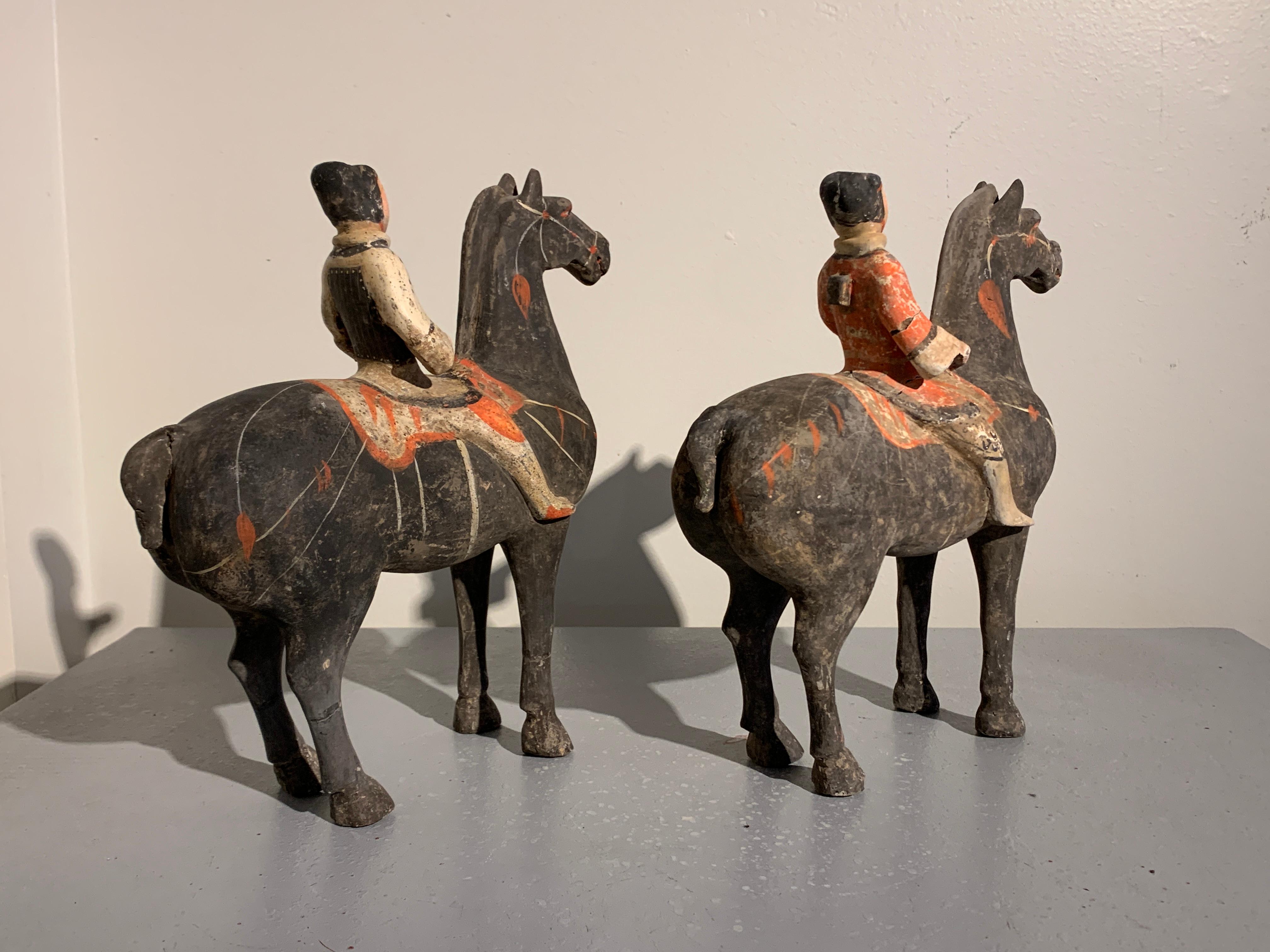 Paire de chevaux et cavaliers en poterie peinte chinoise de la dynastie Han Abîmé - En vente à Austin, TX