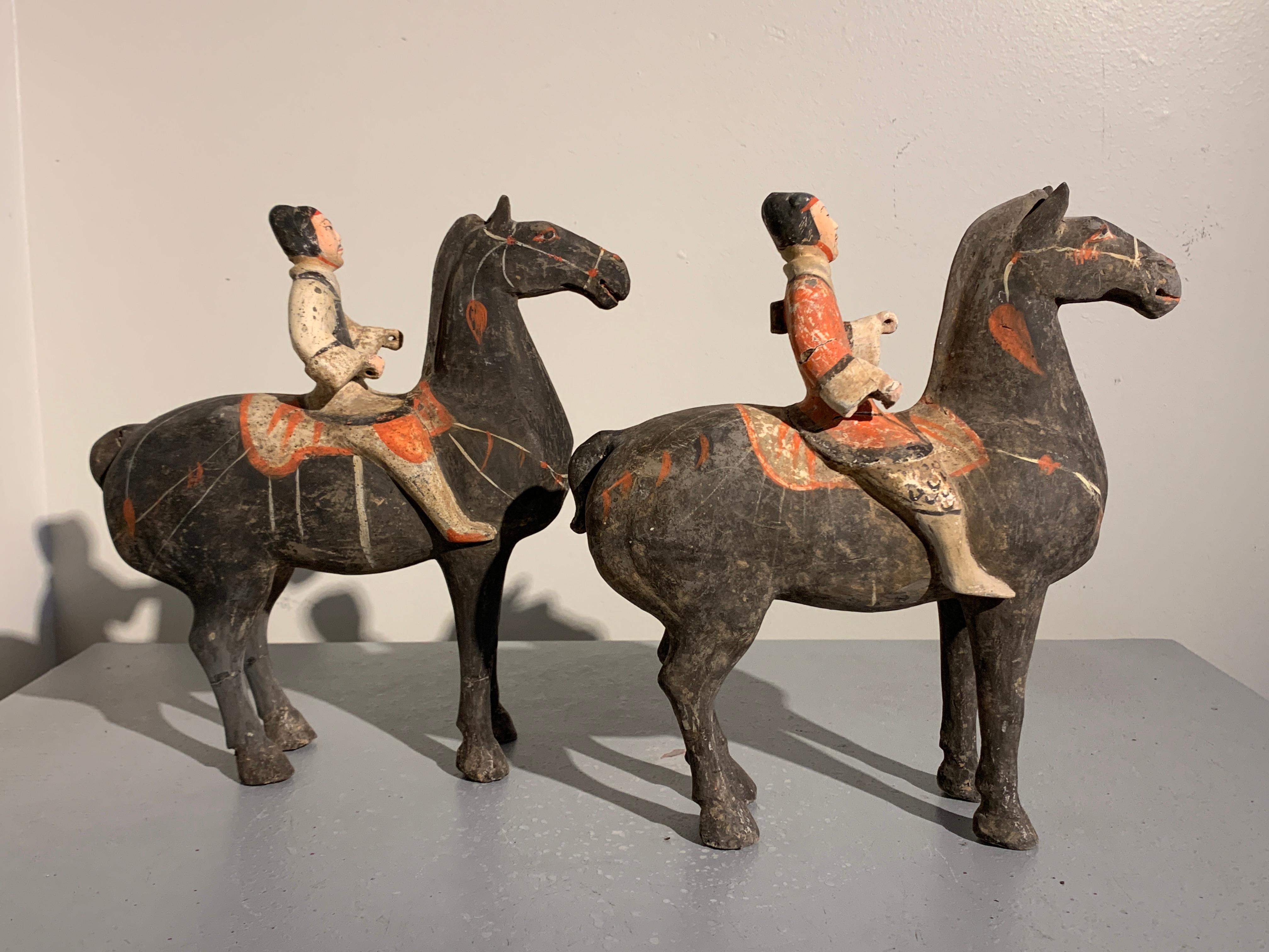 XVIIIe siècle et antérieur Paire de chevaux et cavaliers en poterie peinte chinoise de la dynastie Han en vente