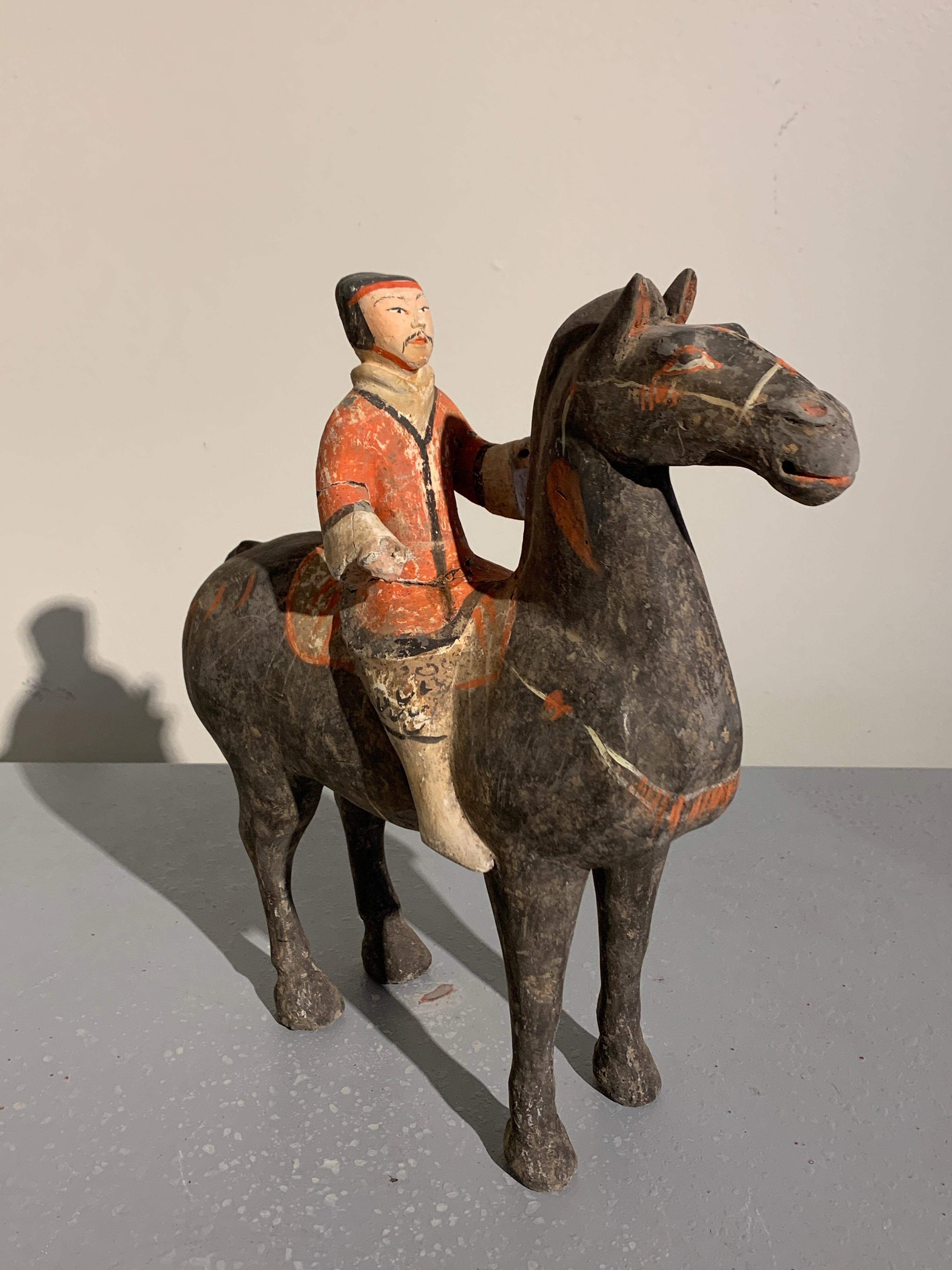 Poteries Paire de chevaux et cavaliers en poterie peinte chinoise de la dynastie Han en vente