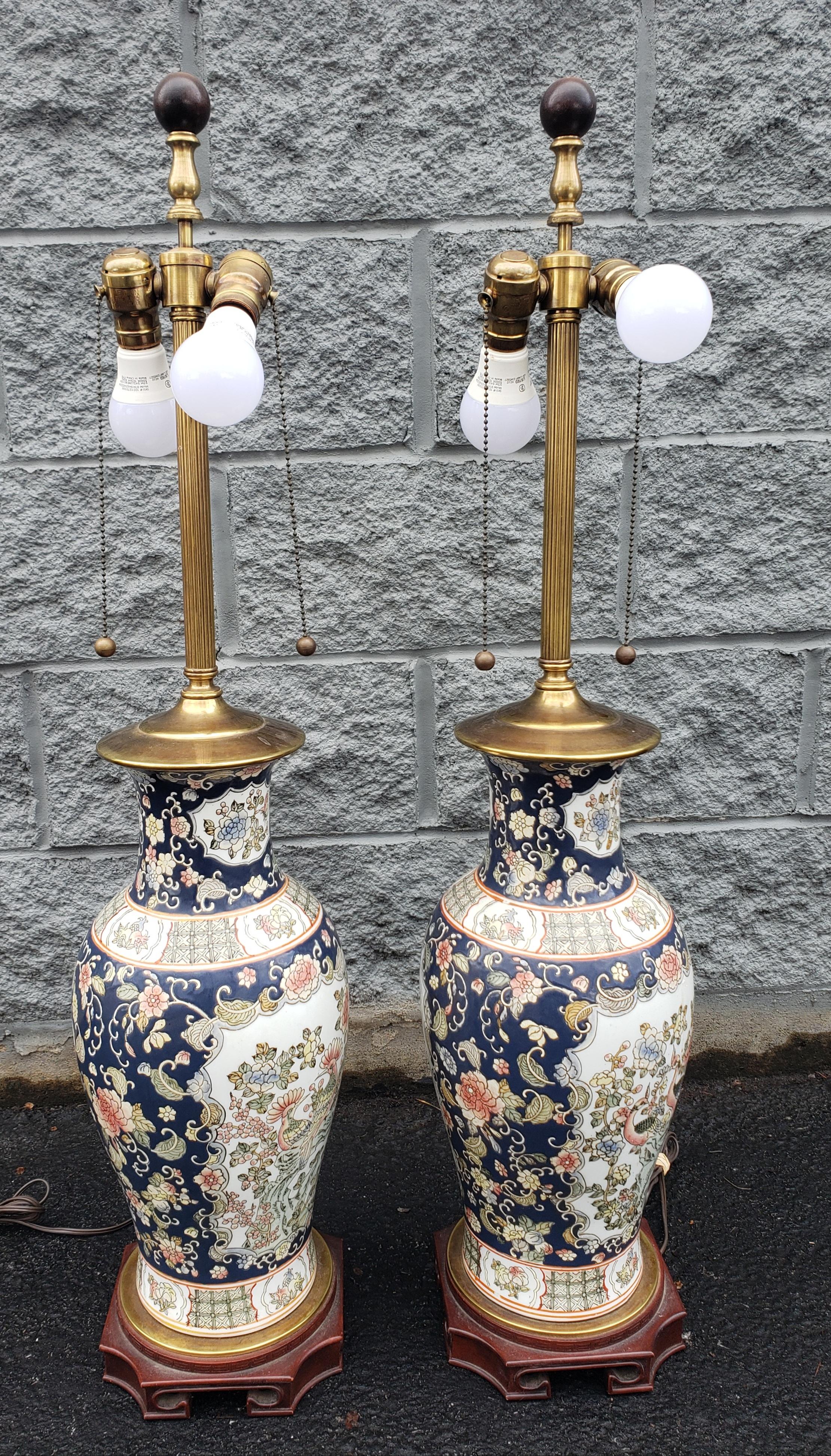 Paire de vases chinois décorés de paons et montés comme lampes en vente 2