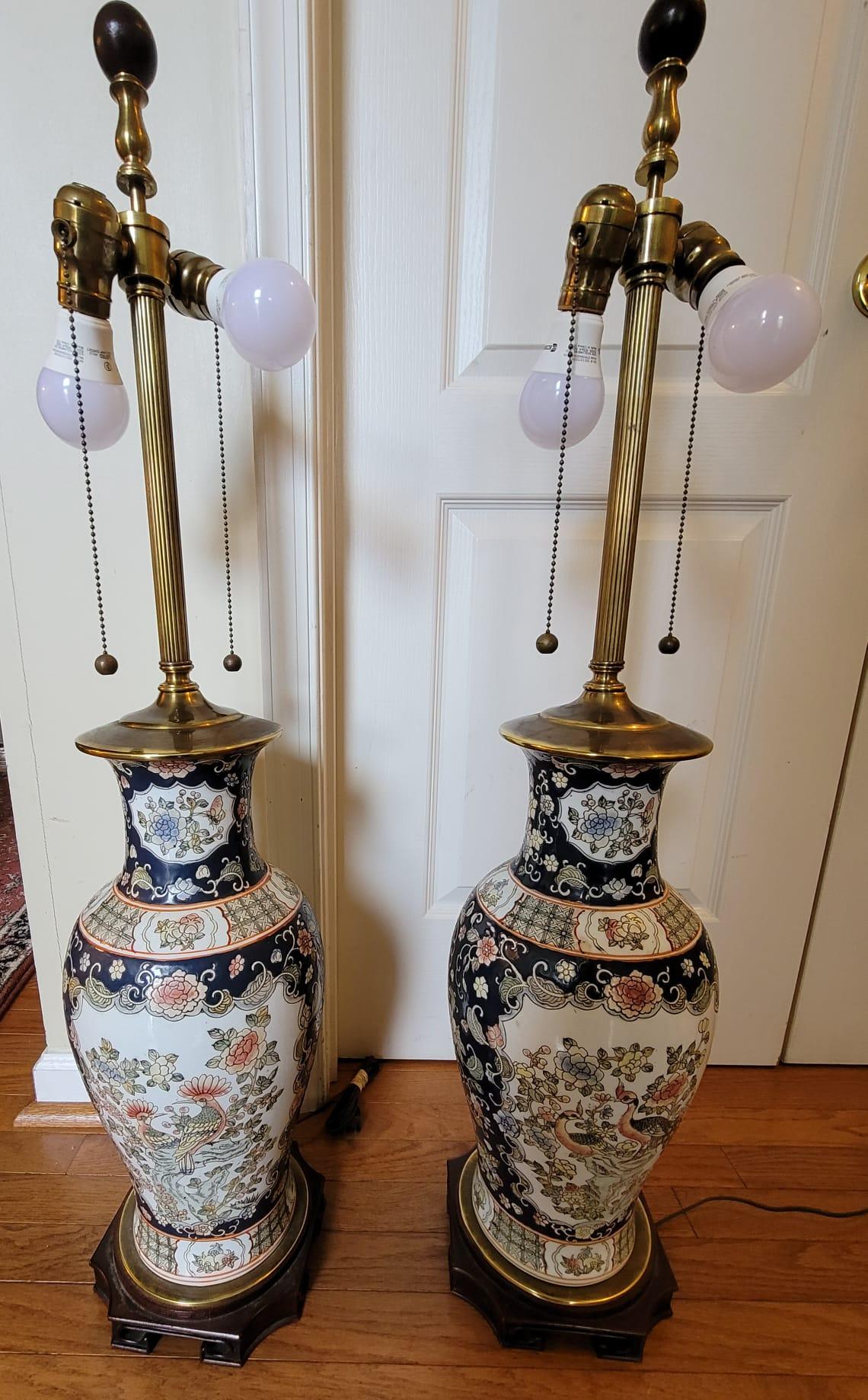 Paire de grands vases chinois en porcelaine décorée de paons émaillés, montés comme lampes. Mesurent 8 pouces de diamètre et mesurent 39 pouces de haut jusqu'à la pointe des épis de faîtage.
