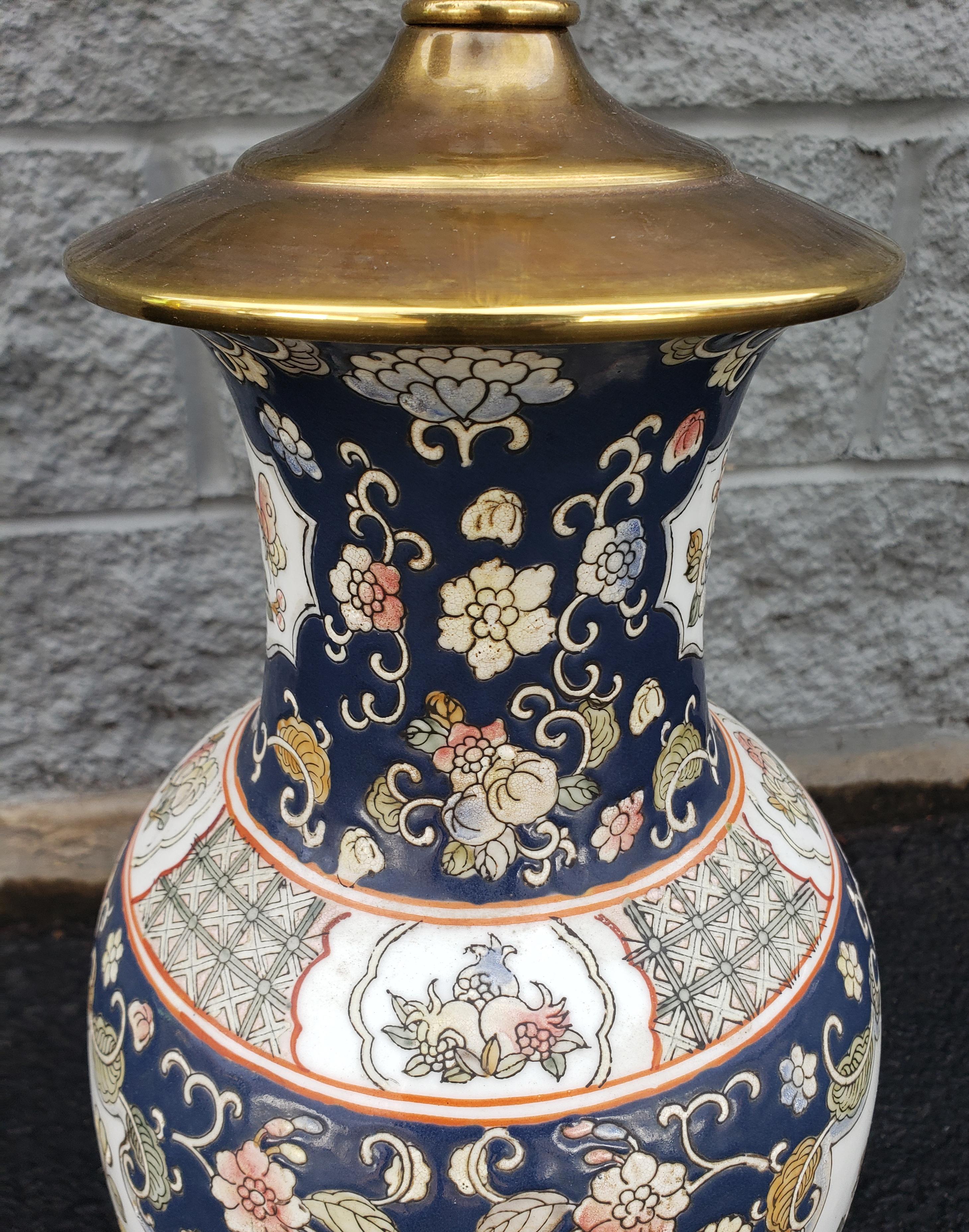 Émaillé Paire de vases chinois décorés de paons et montés comme lampes en vente