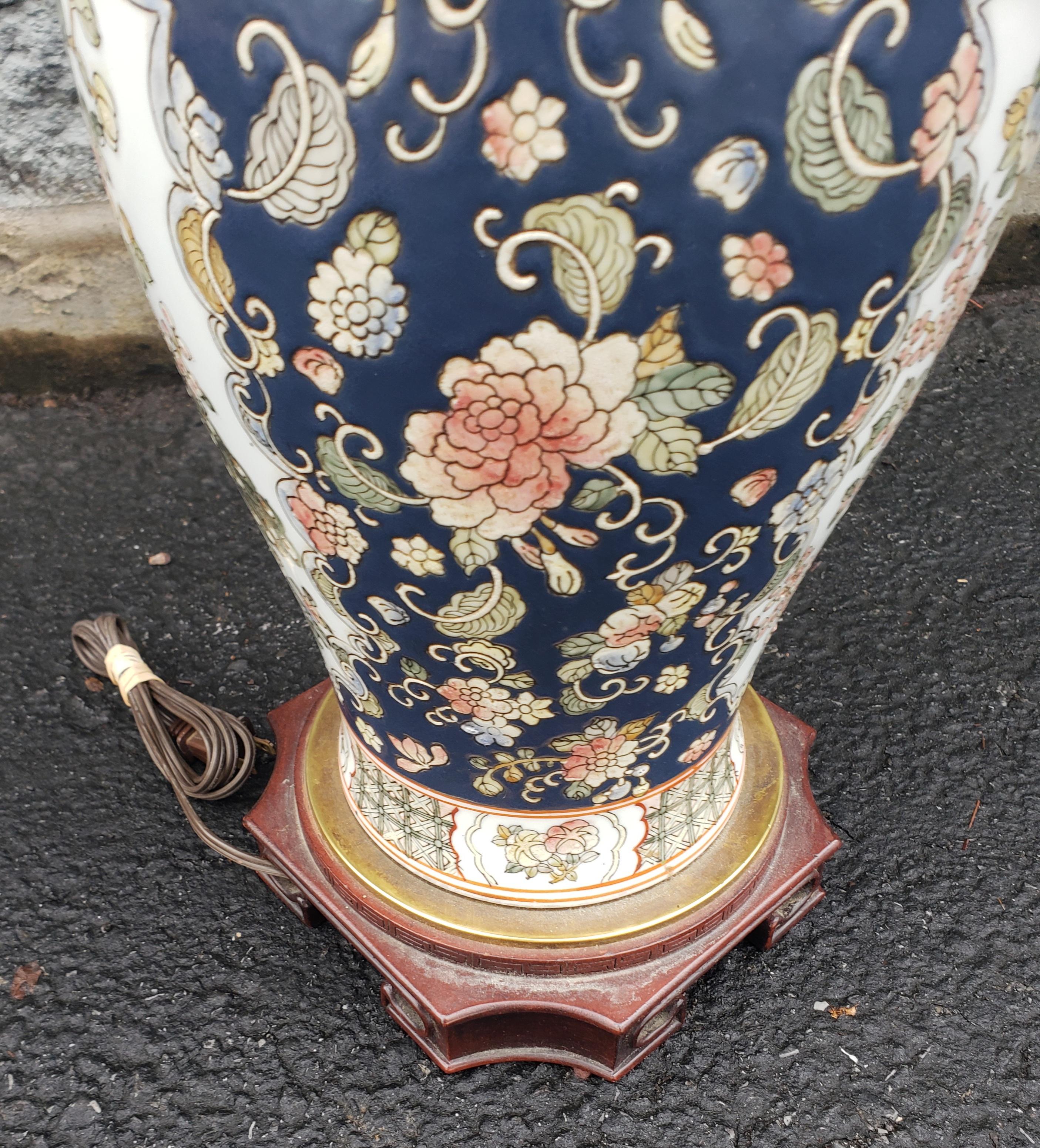 Paire de vases chinois décorés de paons et montés comme lampes Bon état - En vente à Germantown, MD