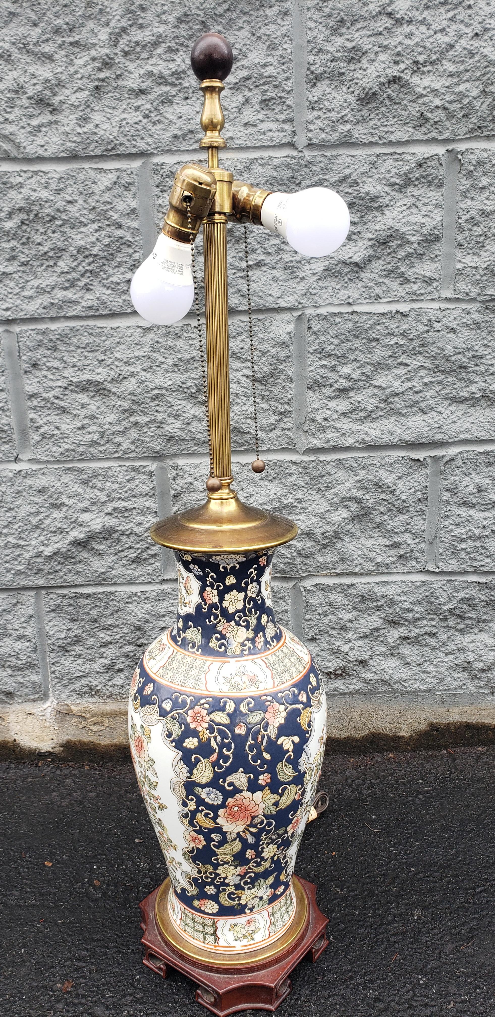 Émail Paire de vases chinois décorés de paons et montés comme lampes en vente