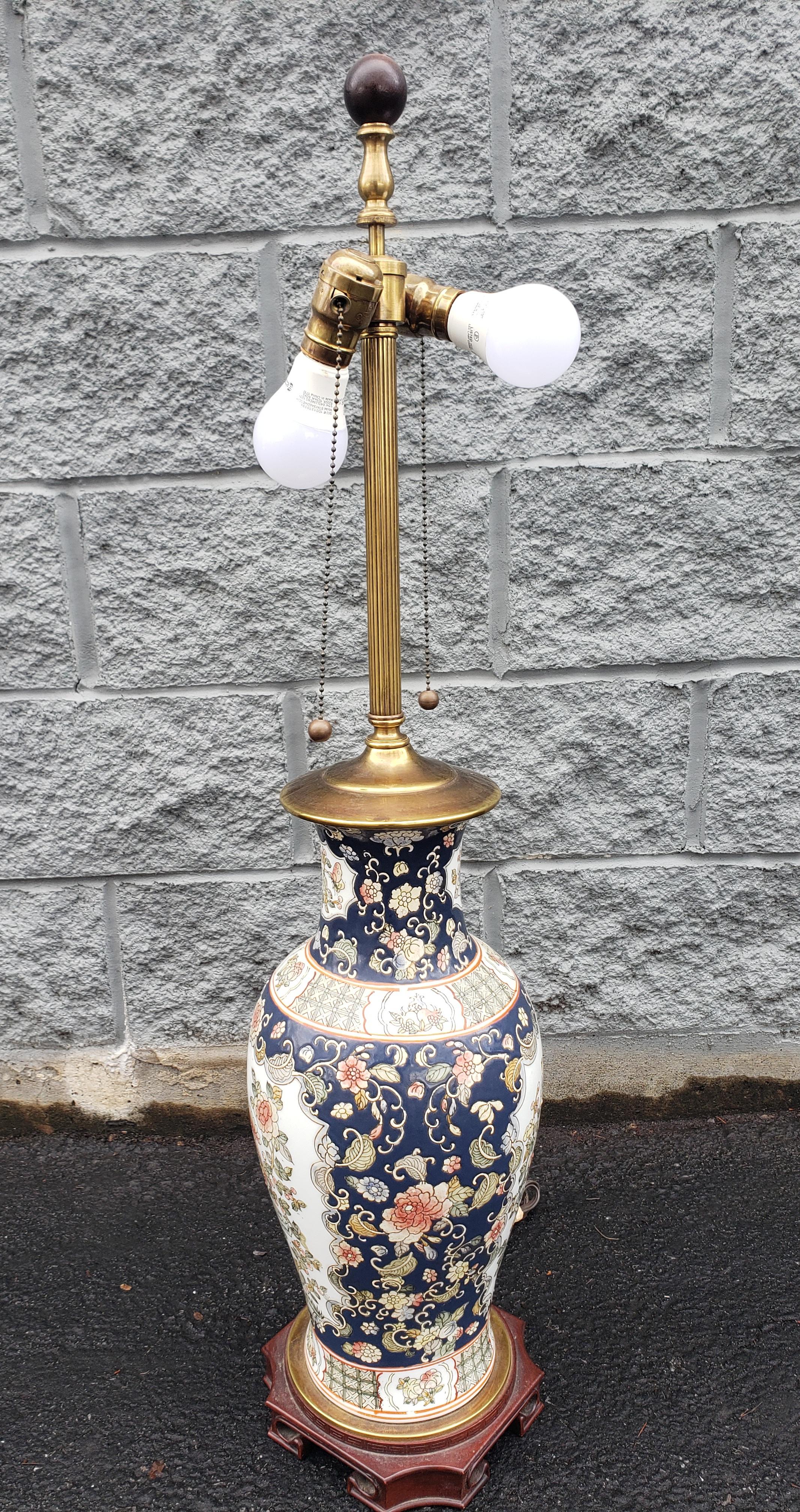 Paire de vases chinois décorés de paons et montés comme lampes en vente 1
