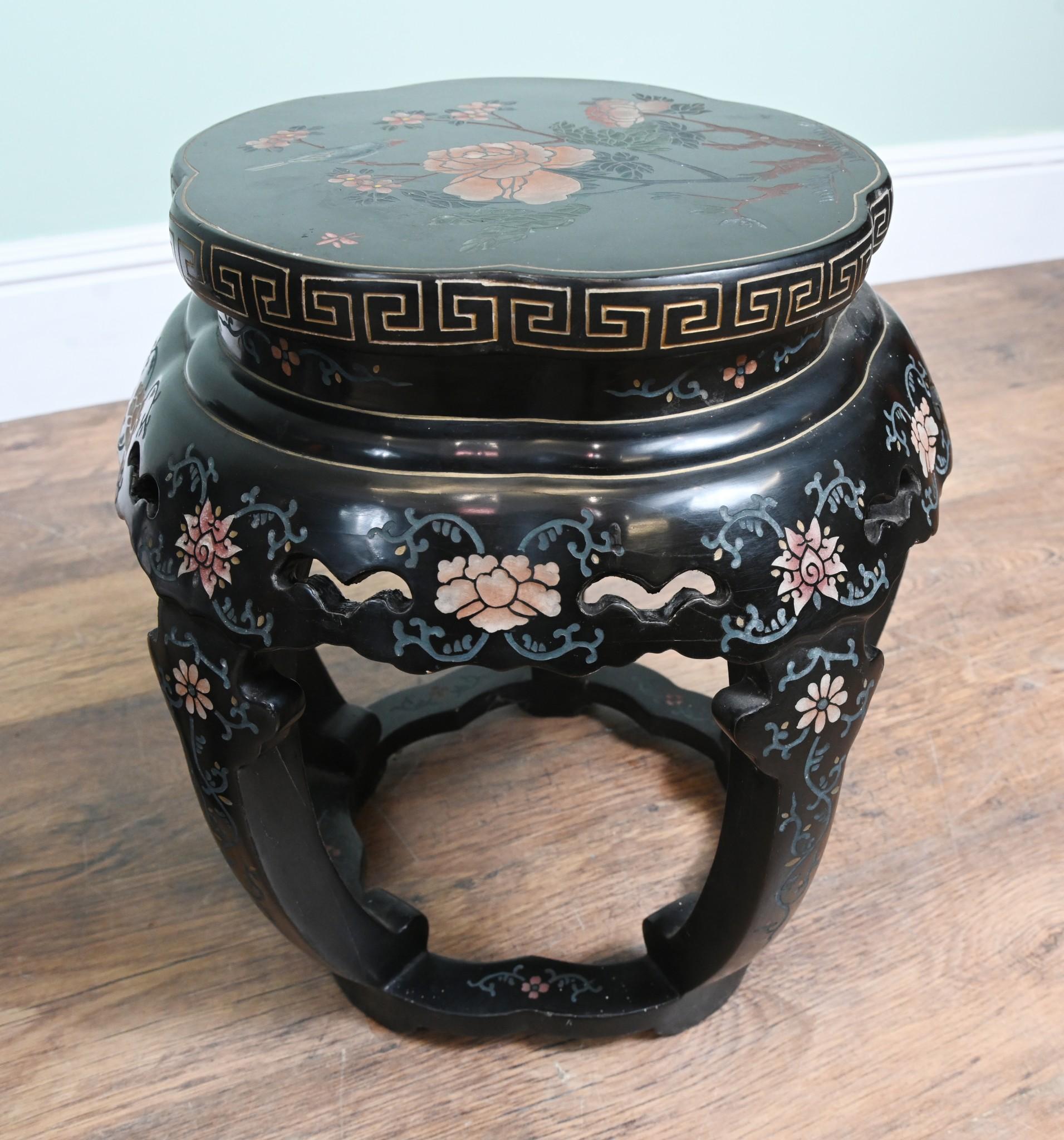 Exportation chinoise Paire de supports de plantes chinois laqués et peints 1920 en vente