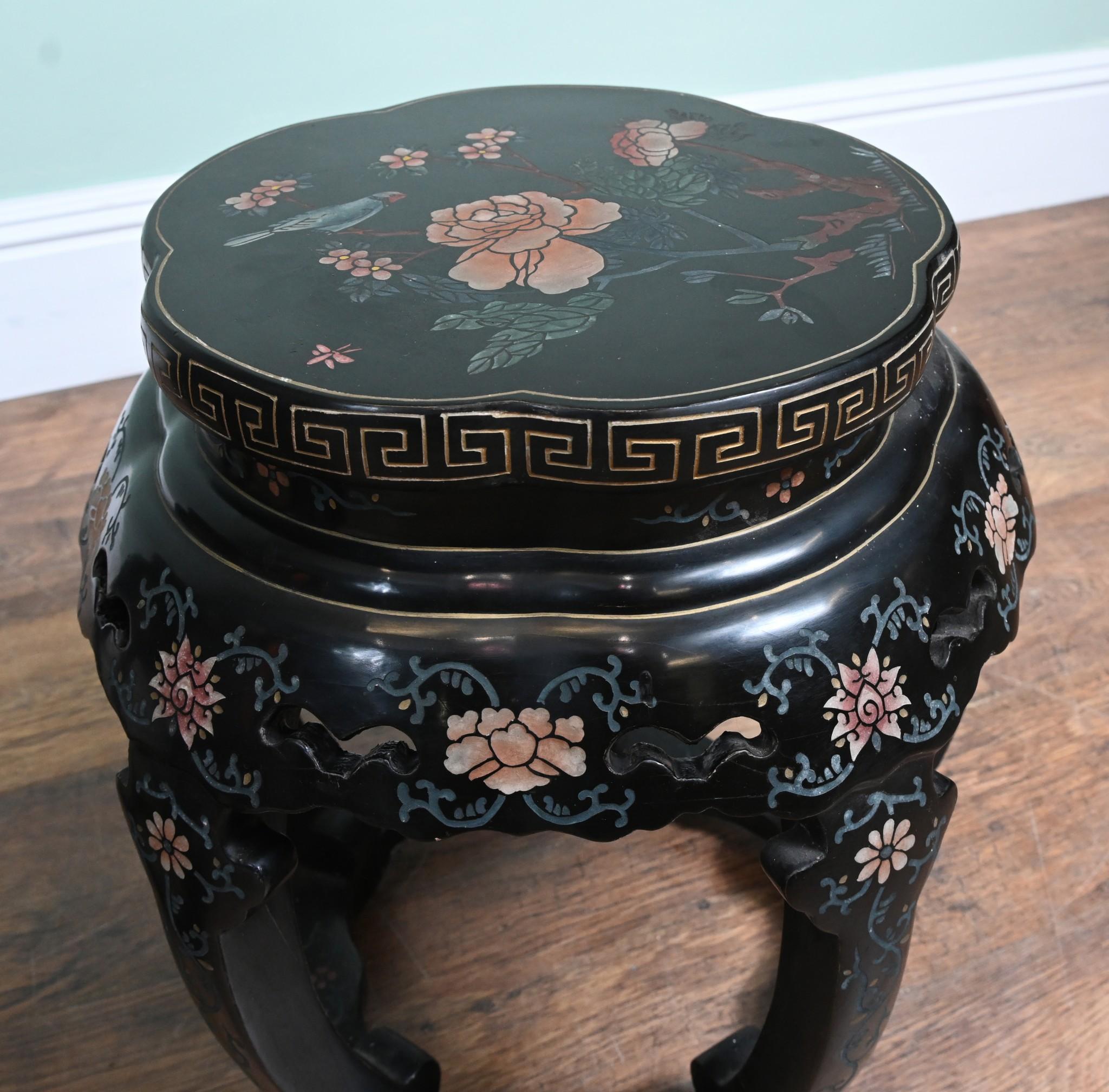 Paire de supports de plantes chinois laqués et peints 1920 Bon état - En vente à Potters Bar, GB