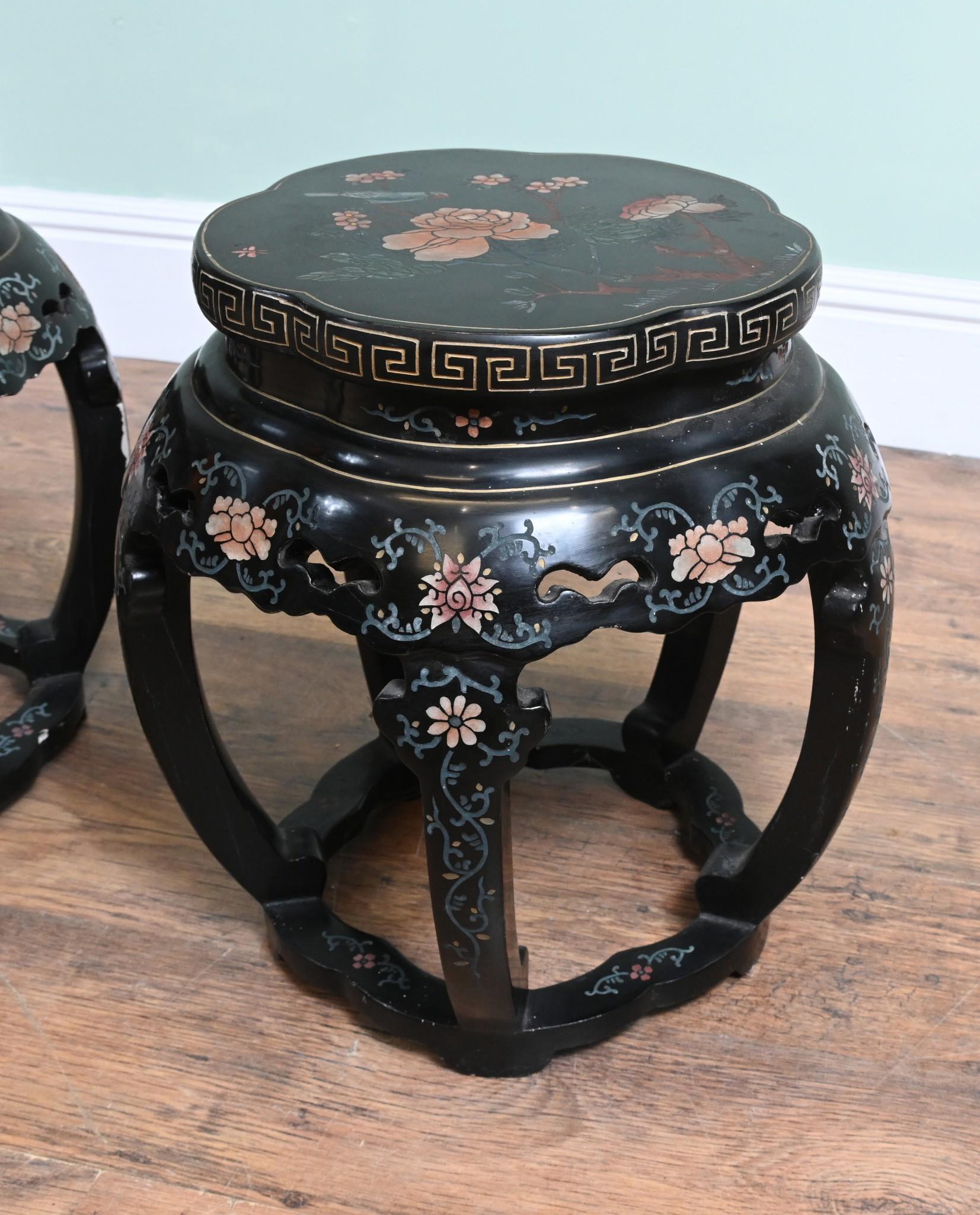 Début du 20ème siècle Paire de supports de plantes chinois laqués et peints 1920 en vente