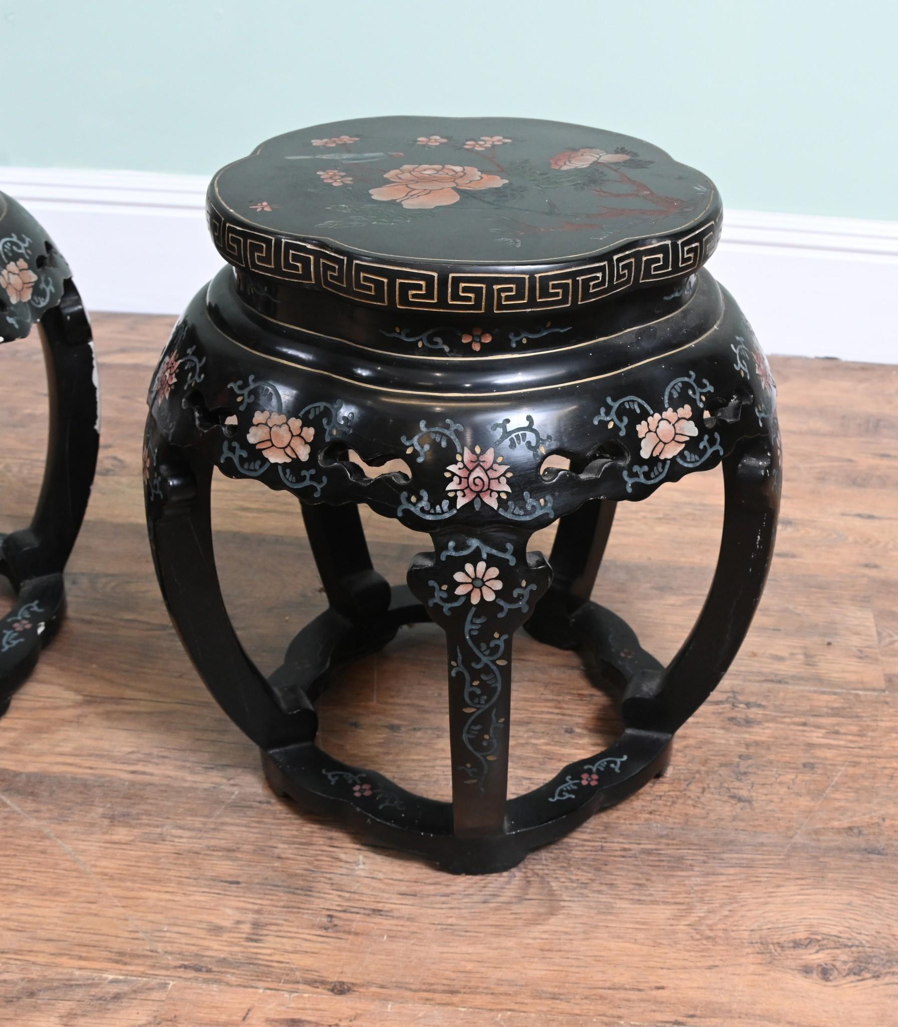Bois de feuillus Paire de supports de plantes chinois laqués et peints 1920 en vente