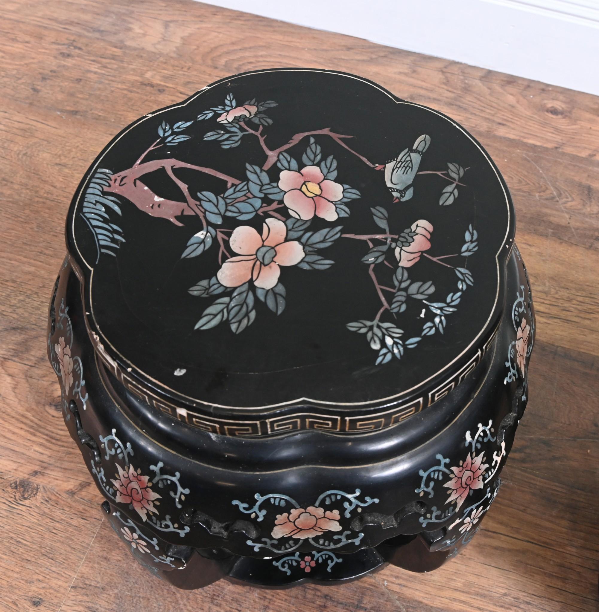 Paire de supports de plantes chinois laqués et peints 1920 en vente 2