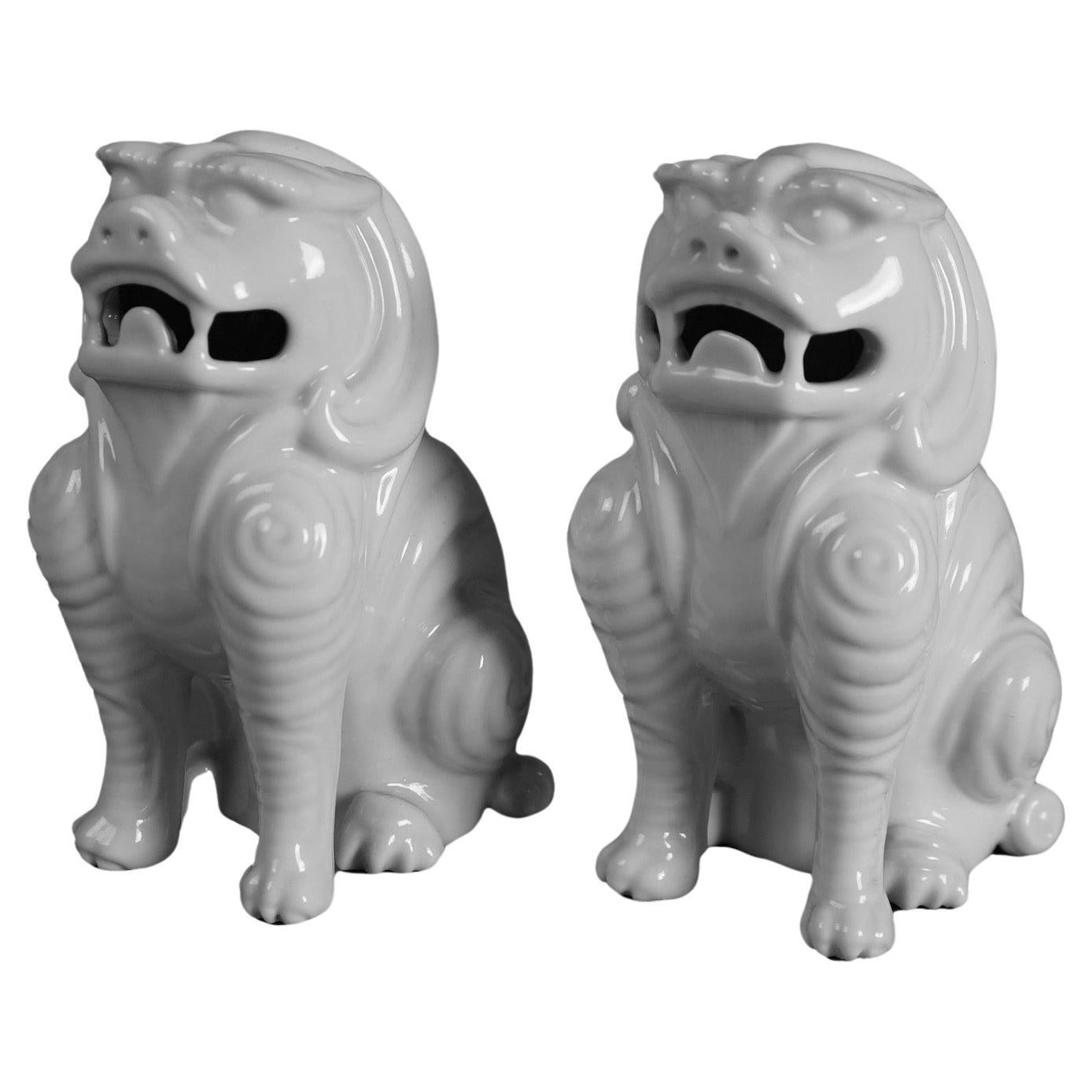 Paire de chiens Foo en porcelaine de Chine Blanc de Chine 20e siècle